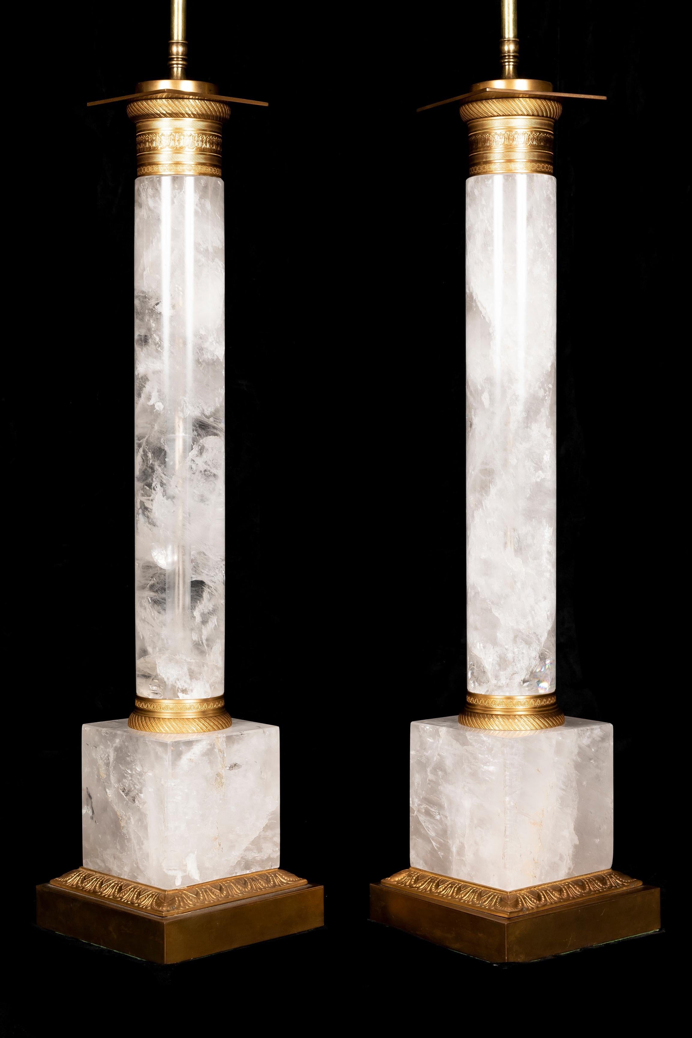 Neoclassico Coppia di grandi lampade neoclassiche francesi in bronzo dorato e cristallo di rocca tagliato in vendita