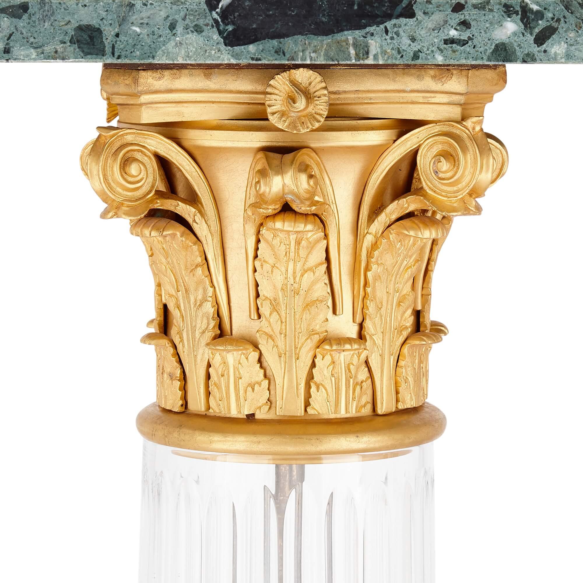 Zwei große französische neoklassizistische Pedestale aus Ormolu, Glas und Marmor (20. Jahrhundert) im Angebot
