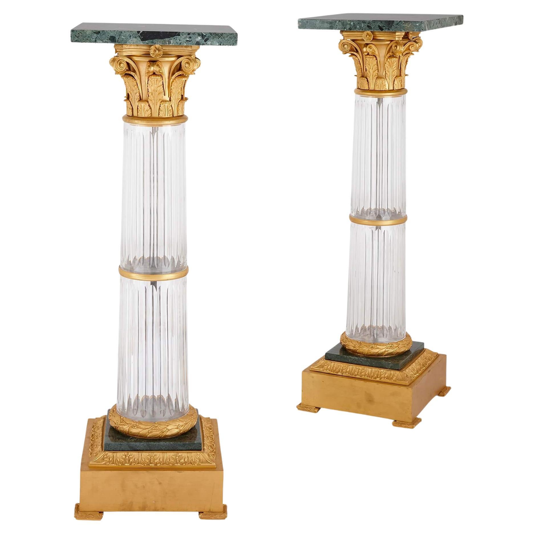 Zwei große französische neoklassizistische Pedestale aus Ormolu, Glas und Marmor im Angebot