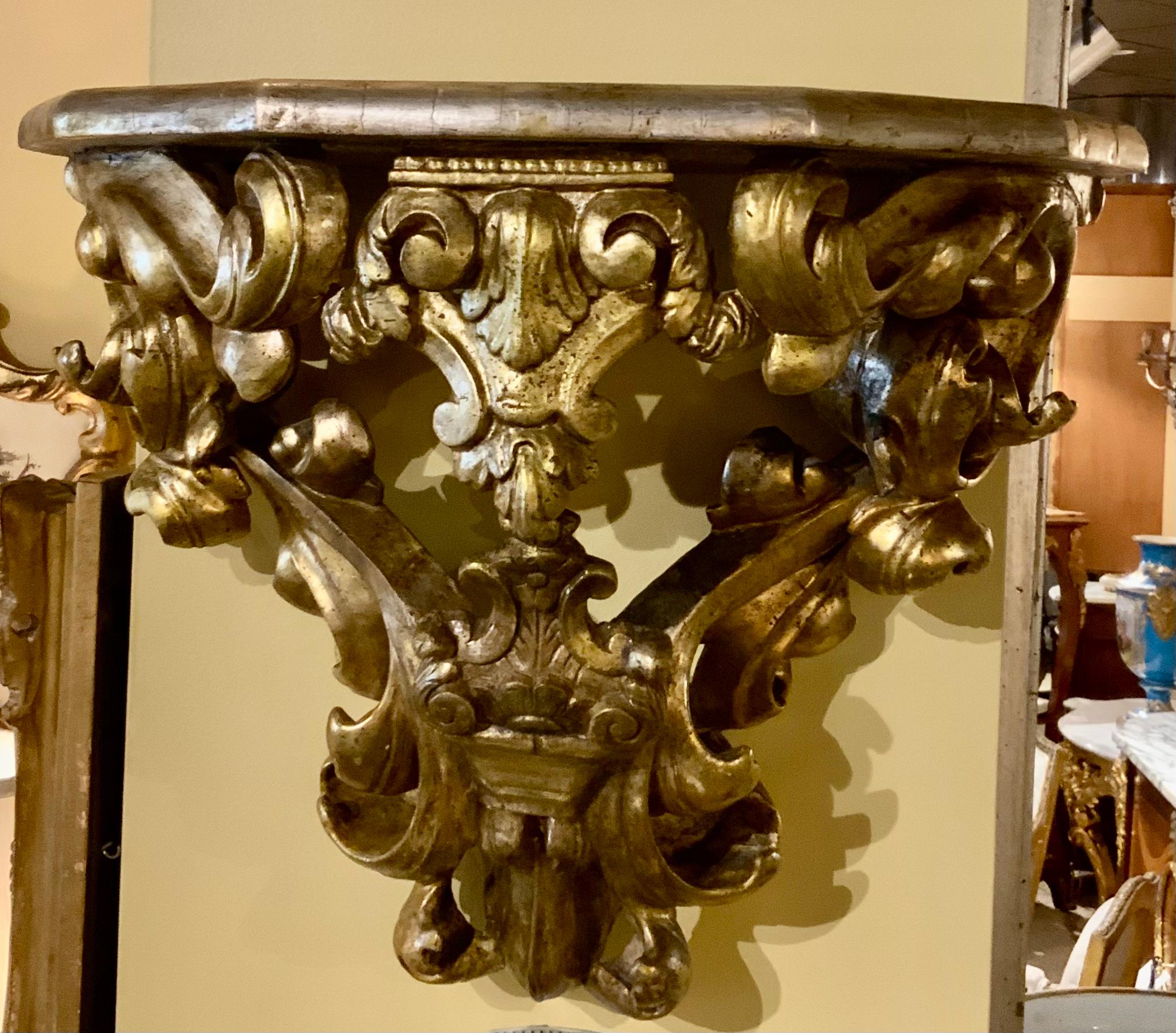 Paar große französische verschnörkelte Wandkonsolen aus Vergoldungsholz (Louis XV.) im Angebot