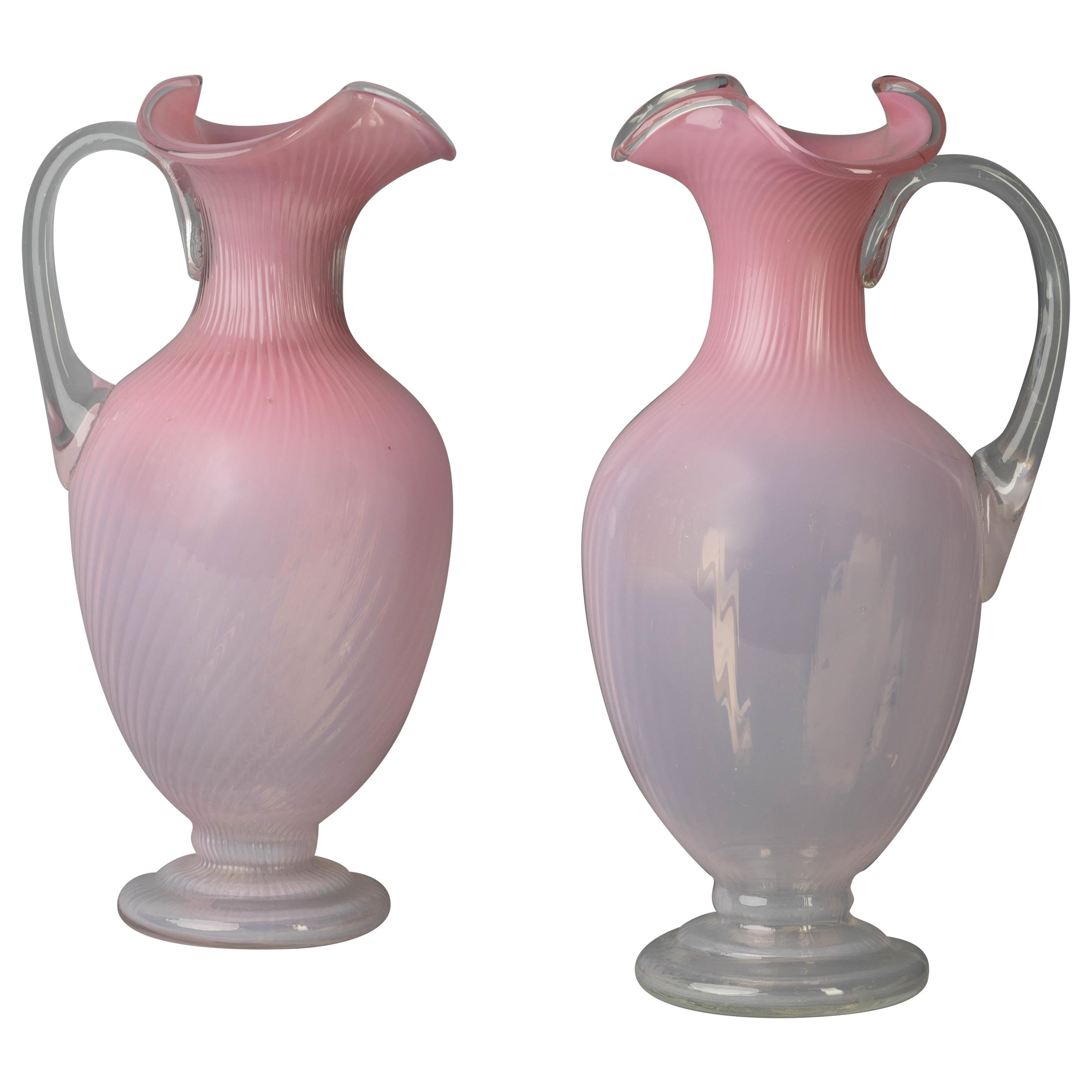 Paire de grandes aiguières françaises en verre rose:: vers 1860