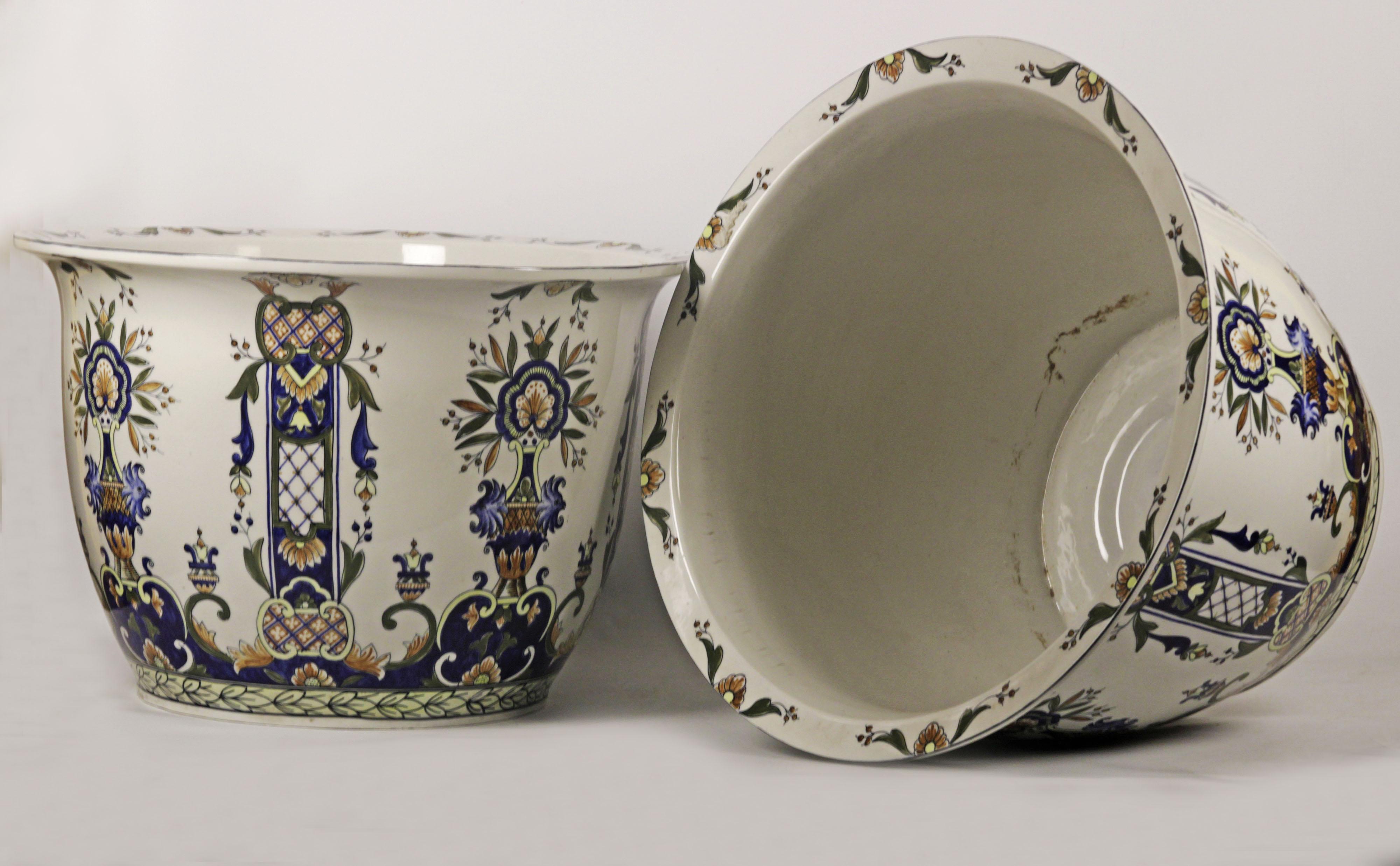 Pair of large French planters.
Origin France, circa 1900.
Attributed roun.
Excellent condition. Material: porcelain.
No restorations
In 1644, Nicolas Poirel, sieur (lord) of Grandval, obtained a fifty-year royal monopoly on the production of faience