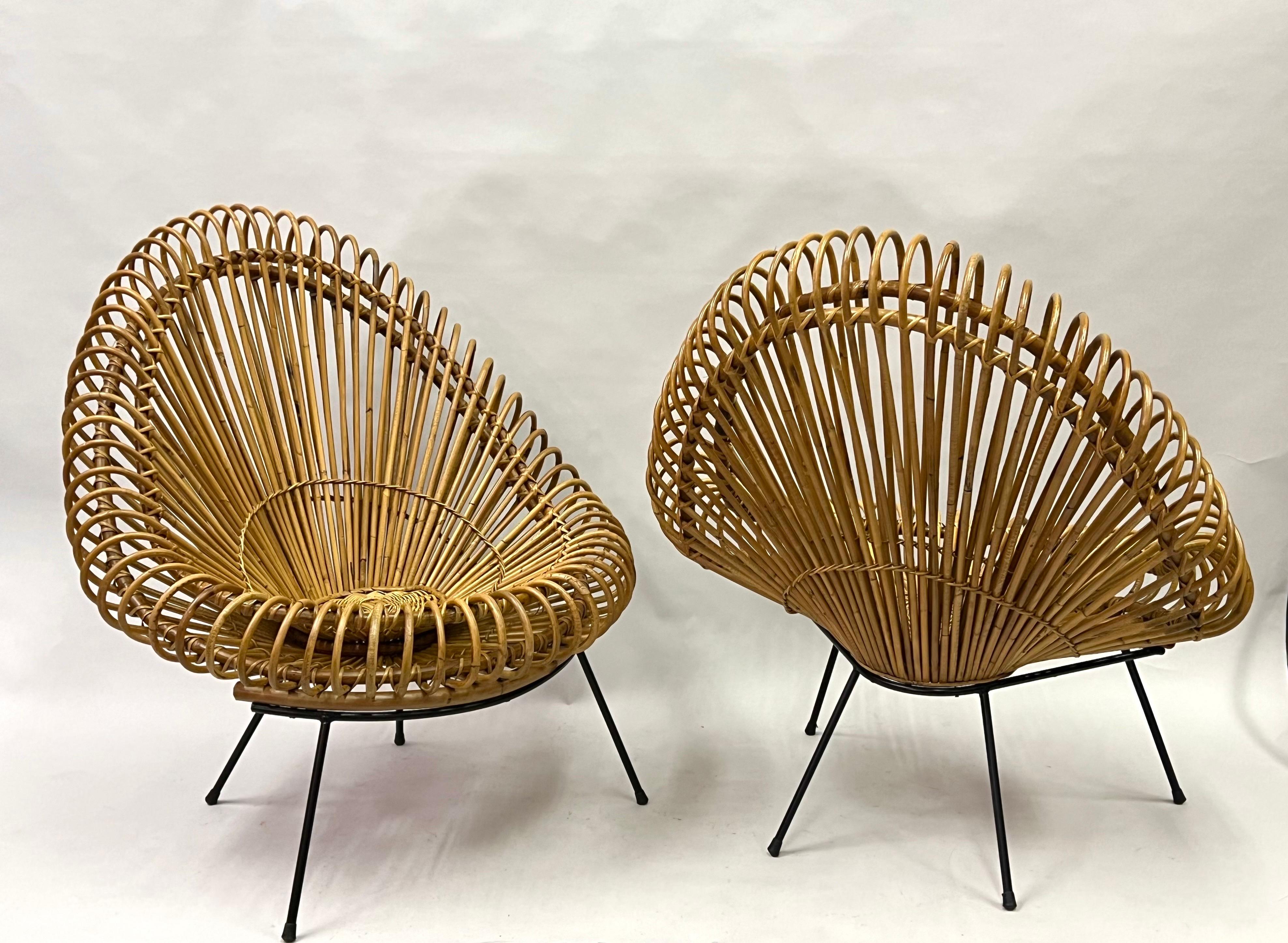 Élégante et importante paire de grandes chaises longues sculpturales en rotin français de Janine Abraham et Dirk Jan Roi pour Edition Rougier, vers 1955. Il s'agit d'un modèle rare avec un dossier haut et 4 pieds en fer forgé pour le soutien ; et,