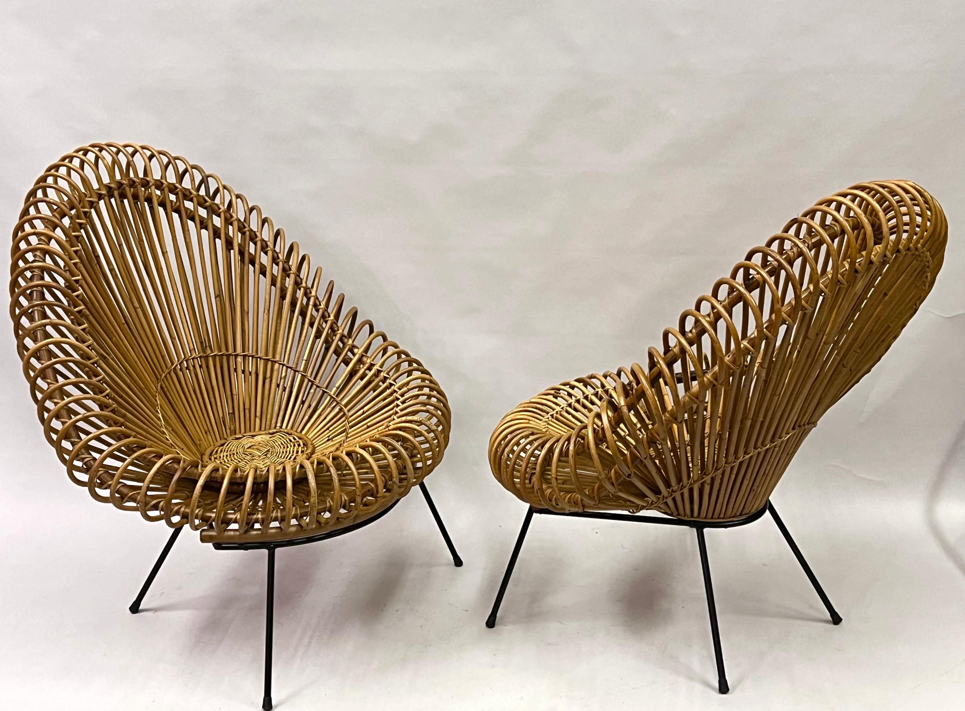 Mid-Century Modern Paire de grandes chaises longues françaises en rotin par Janine Abraham et Dirk Jan Roi en vente