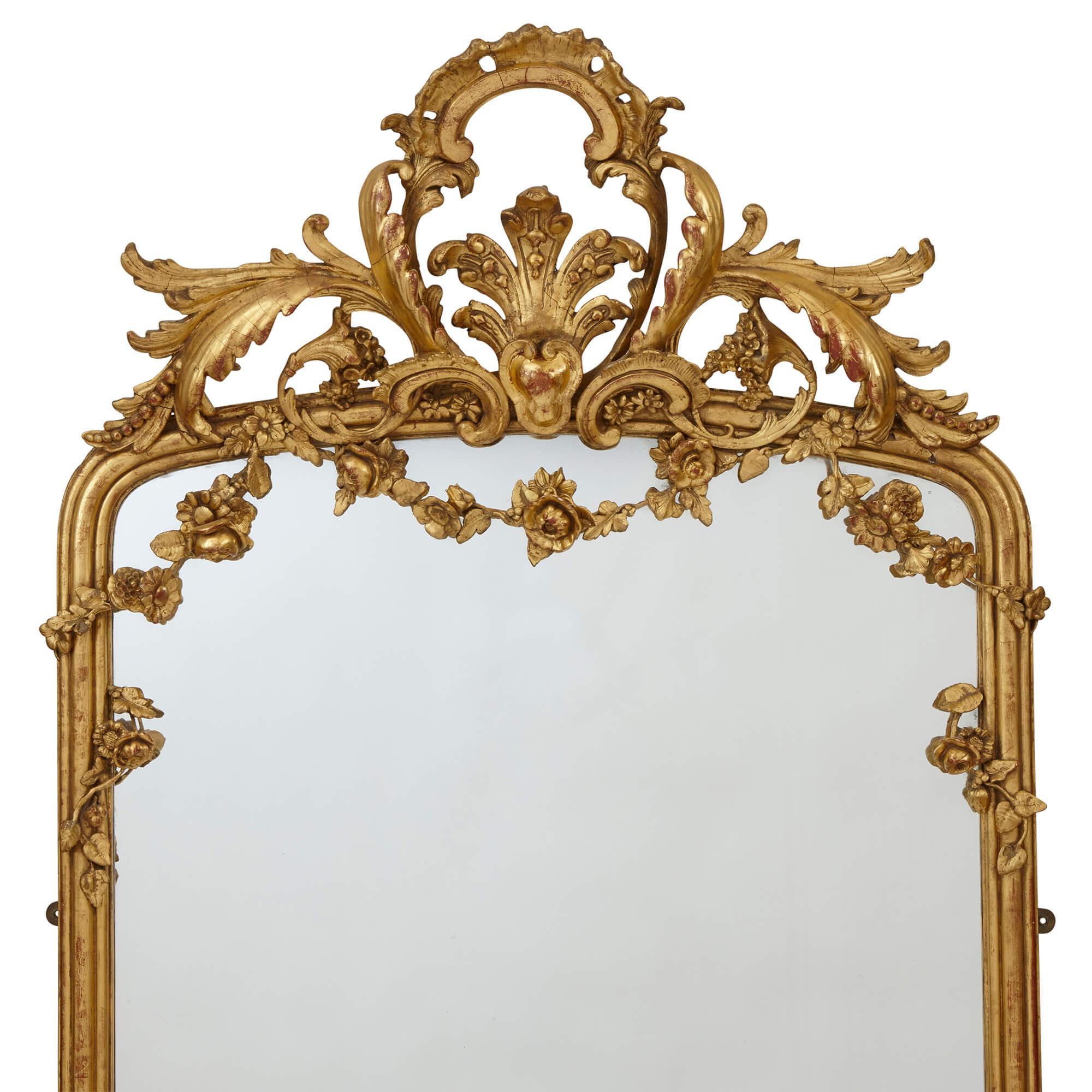 Français Paire de grands miroirs muraux en bois doré de style néo-rococo français en vente