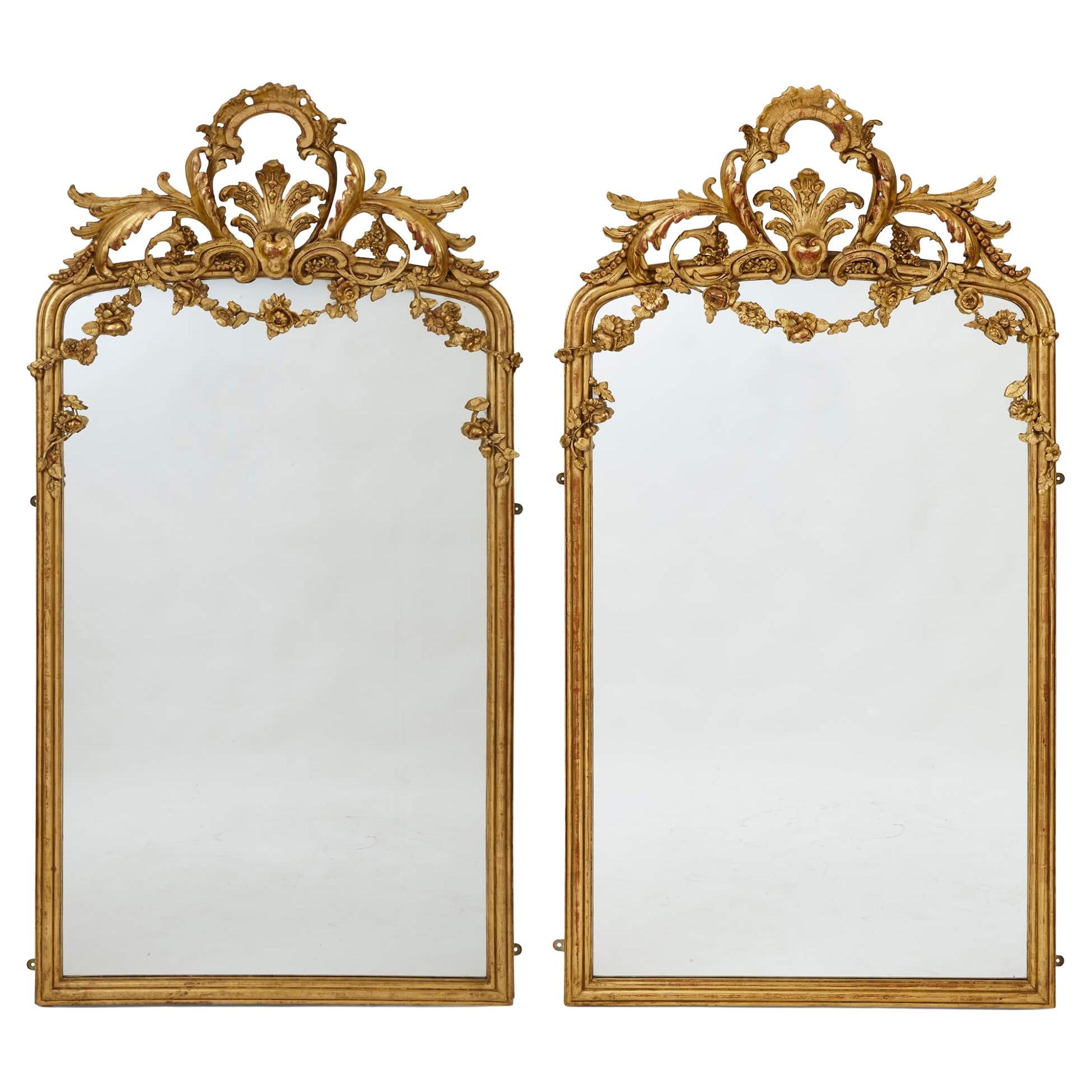 Paire de grands miroirs muraux en bois doré de style néo-rococo français en vente