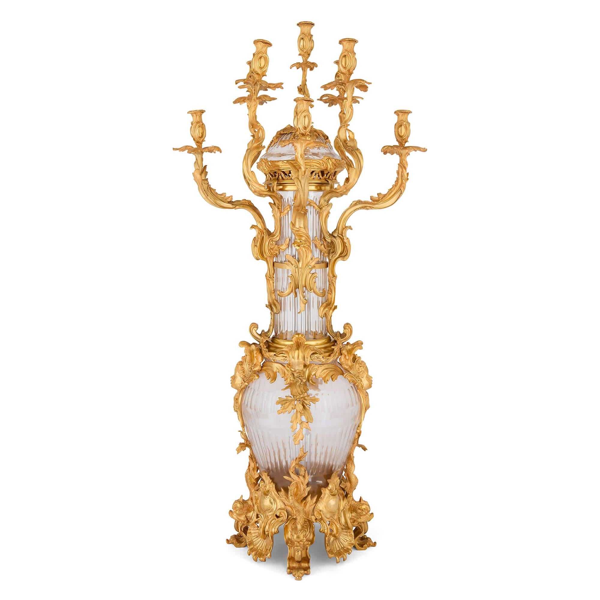 Coppia di grandi candelabri in vetro e bronzo dorato in stile French Rococo 
Francese, XX secolo 
Altezza 160cm, larghezza 78cm, profondità 73cm

Questa straordinaria coppia di candelabri francesi del XX secolo mostra un'eccezionale maestria e una