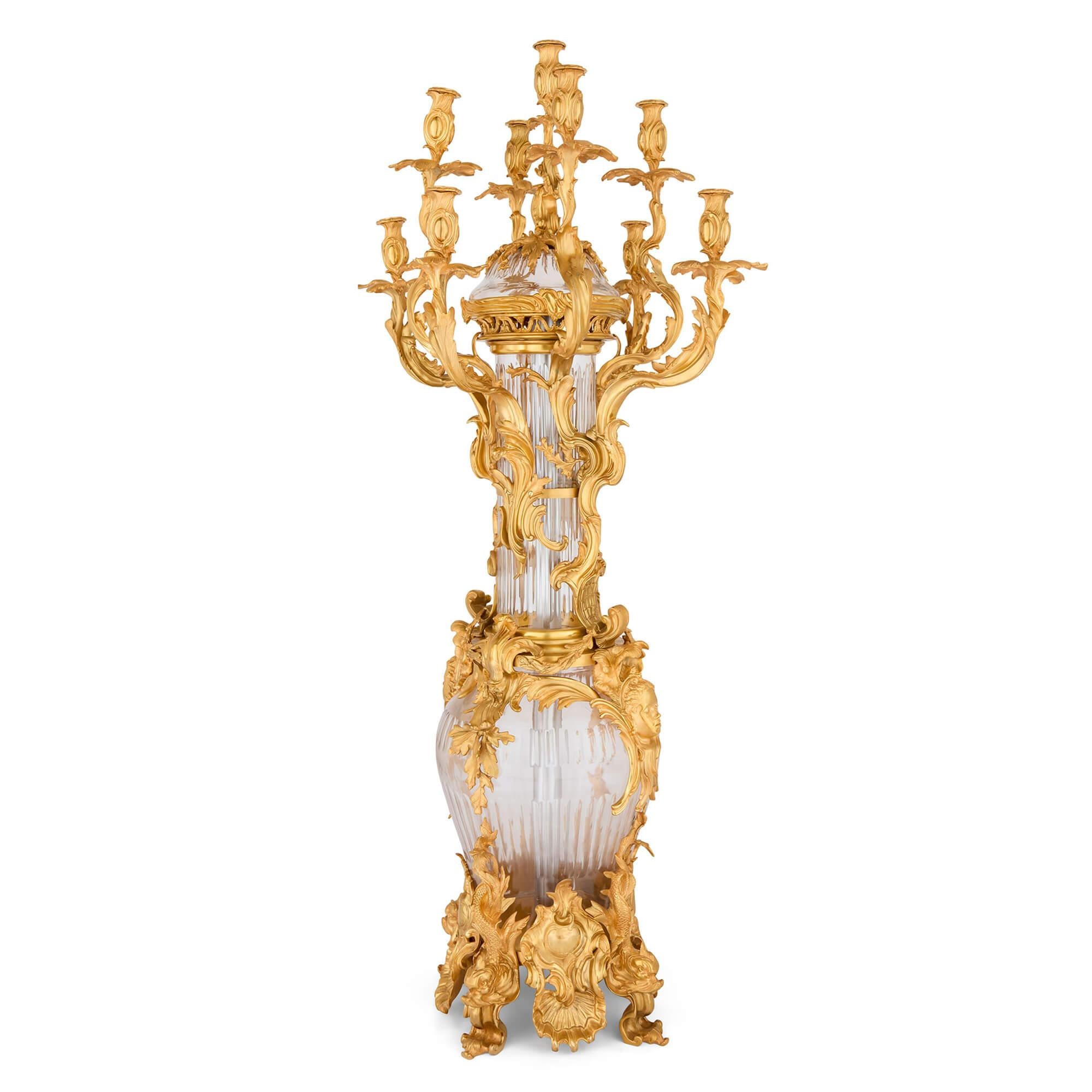 Luigi XV Coppia di grandi candelabri in vetro e bronzo dorato in stile French Rococo in vendita