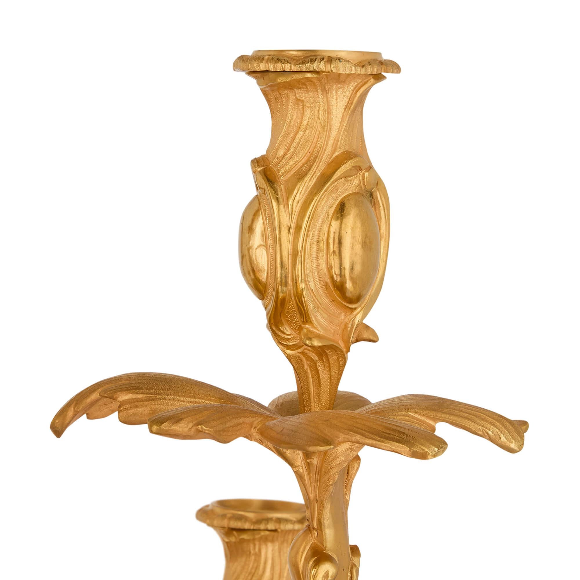 Francese Coppia di grandi candelabri in vetro e bronzo dorato in stile French Rococo in vendita