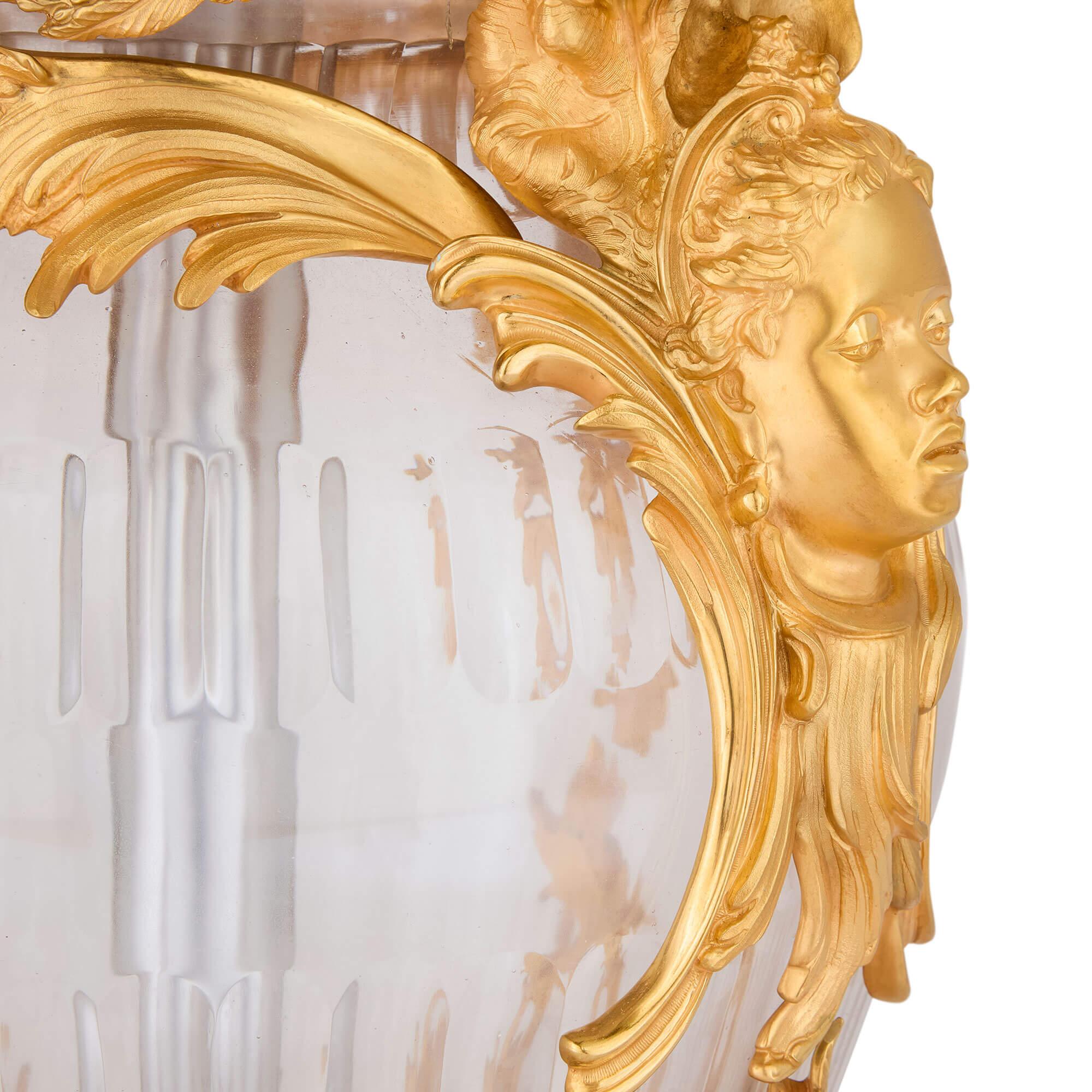 Coppia di grandi candelabri in vetro e bronzo dorato in stile French Rococo In condizioni buone in vendita a London, GB