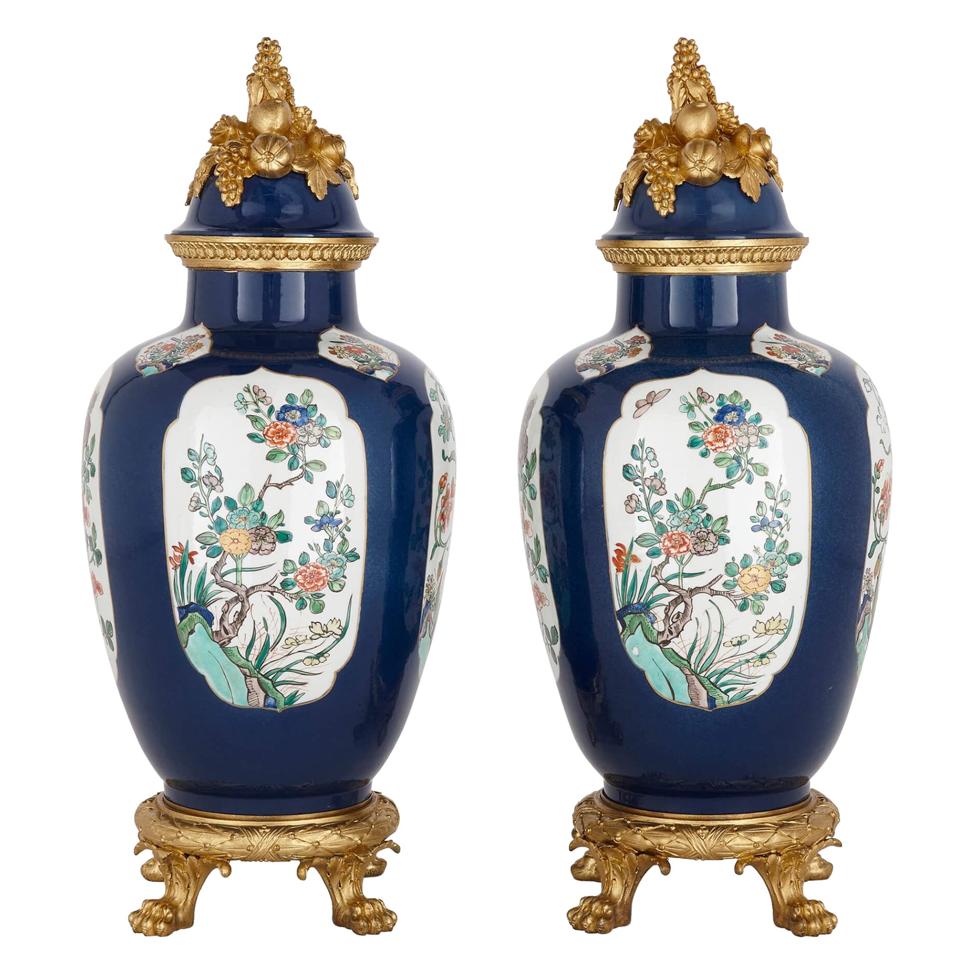 Pareja de grandes jarrones franceses de porcelana Samson y chinoiserie de bronce dorado
