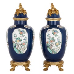 Coppia di grandi vasi francesi Samson in porcellana e bronzo dorato a chinoiserie