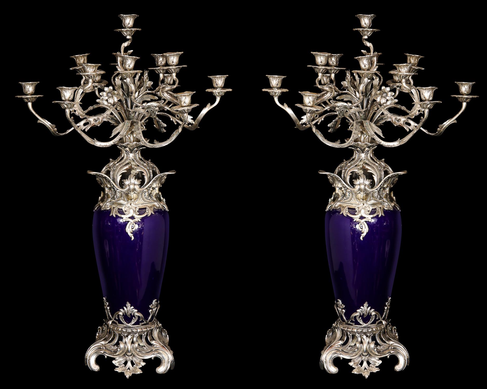 Dieses Paar spektakulärer palastartiger und sehr großer antiker  Französische Sèvres-Stil Kandelaber stammt aus den späten 1800er Jahren und ist in der Louis XV-Stil ausgeführt. Jedes Stück ist in versilberte Bronze gefasst und steht auf einem