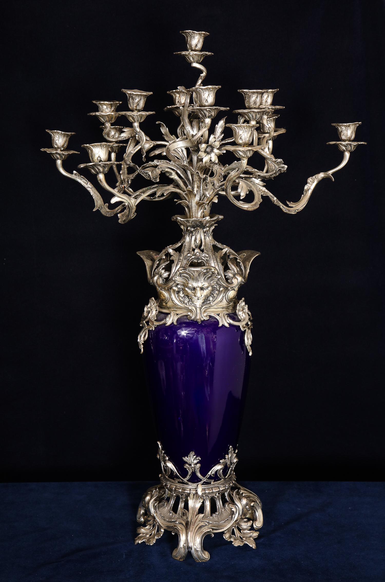 Paar große französische Sèvres-Kandelaber aus versilberter Bronze und blauem Porzellan (Louis XV.) im Angebot