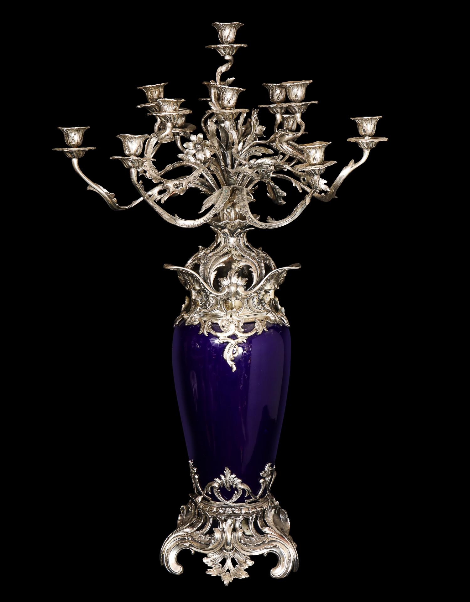 Paar große französische Sèvres-Kandelaber aus versilberter Bronze und blauem Porzellan (Französisch) im Angebot