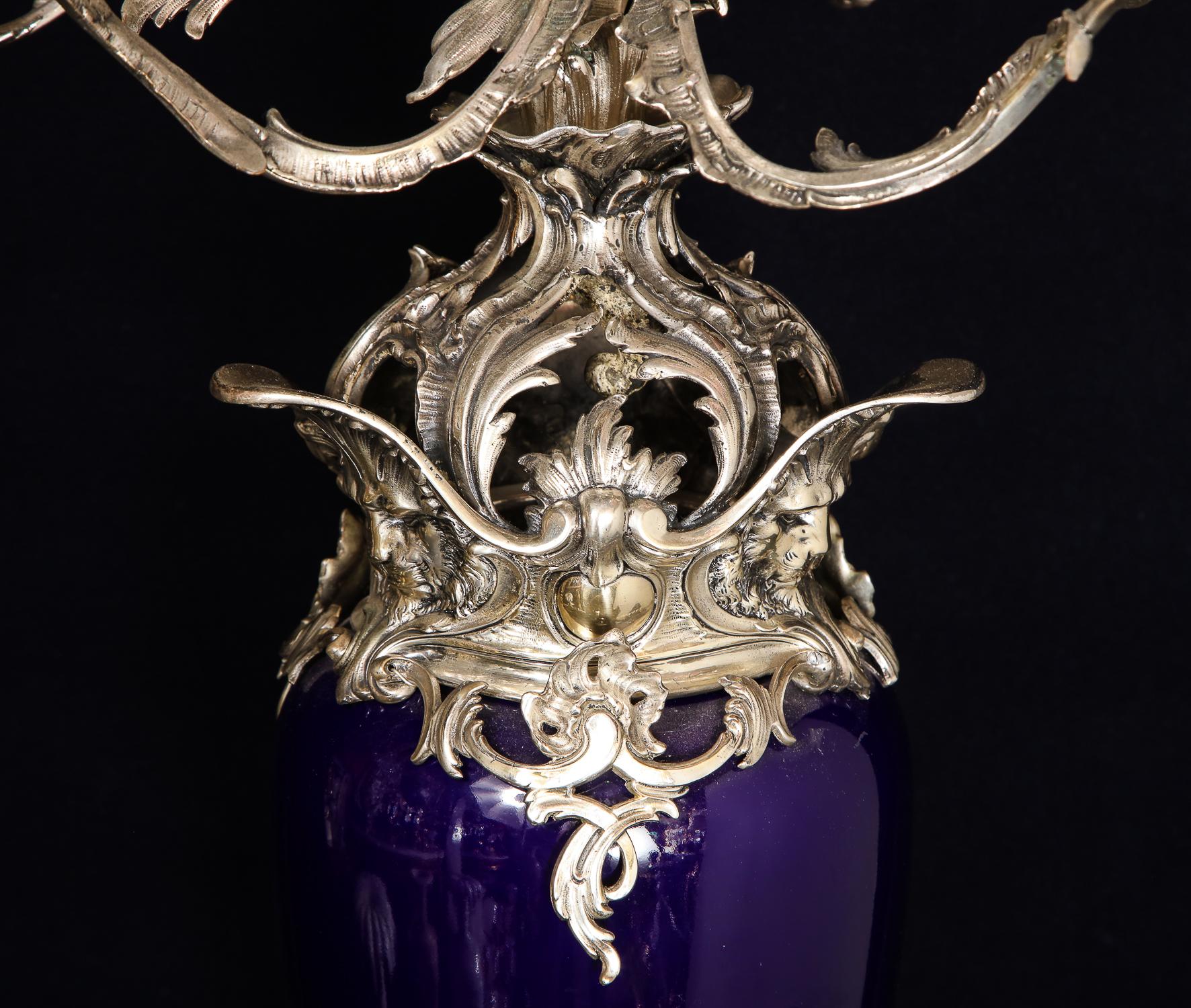 Paar große französische Sèvres-Kandelaber aus versilberter Bronze und blauem Porzellan im Zustand „Gut“ im Angebot in New York, NY