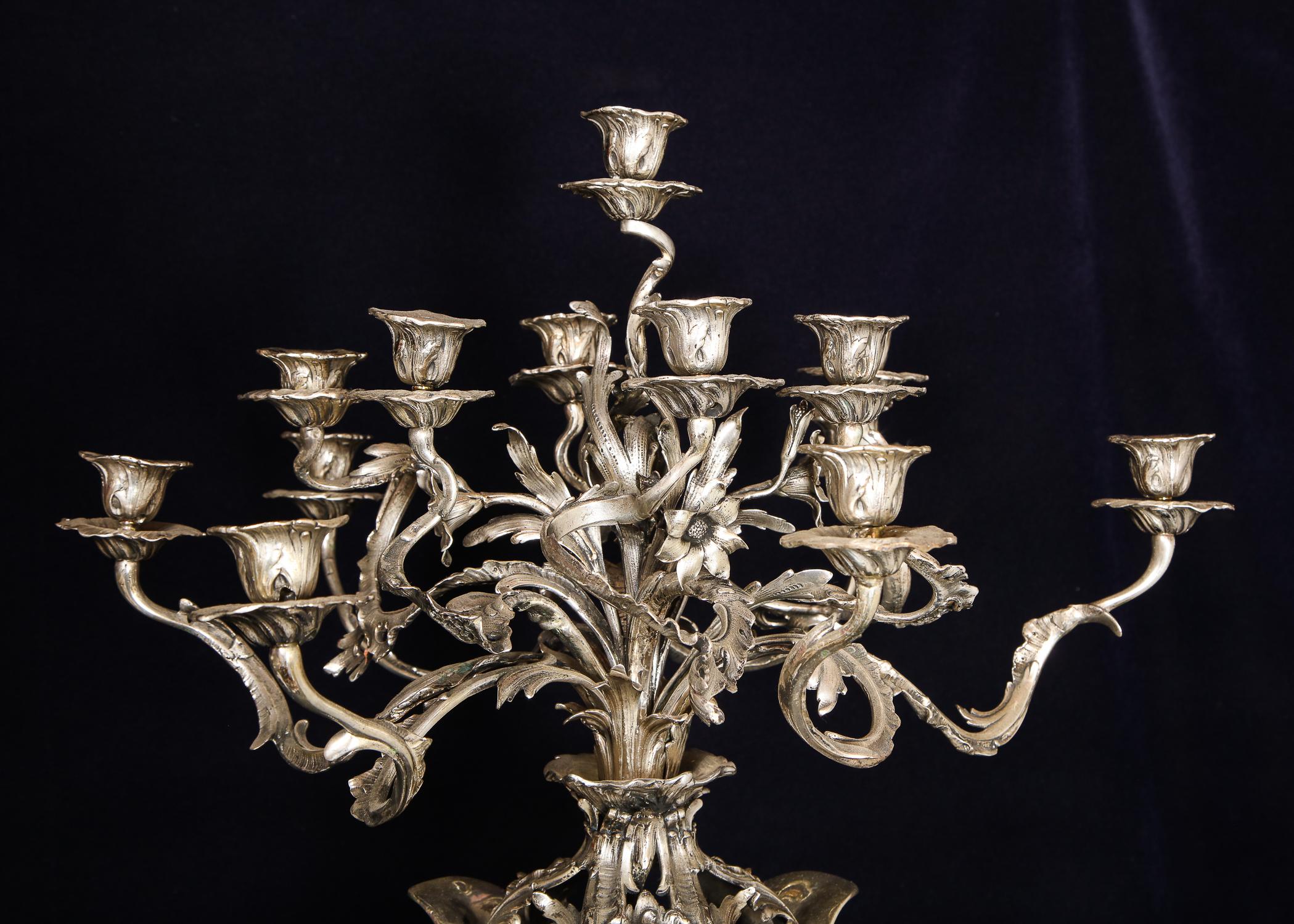 Paar große französische Sèvres-Kandelaber aus versilberter Bronze und blauem Porzellan (19. Jahrhundert) im Angebot