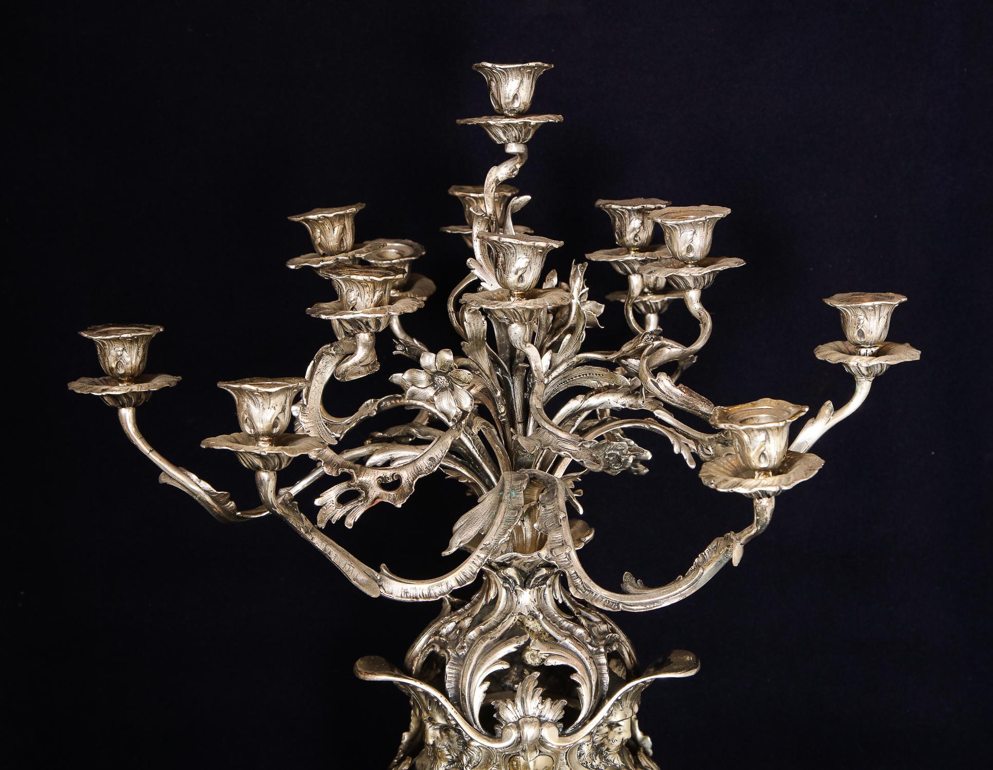 Paar große französische Sèvres-Kandelaber aus versilberter Bronze und blauem Porzellan im Angebot 1