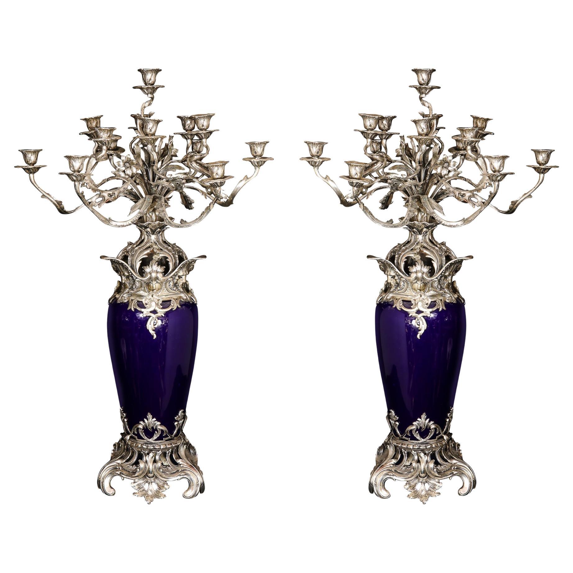 Paar große französische Sèvres-Kandelaber aus versilberter Bronze und blauem Porzellan im Angebot