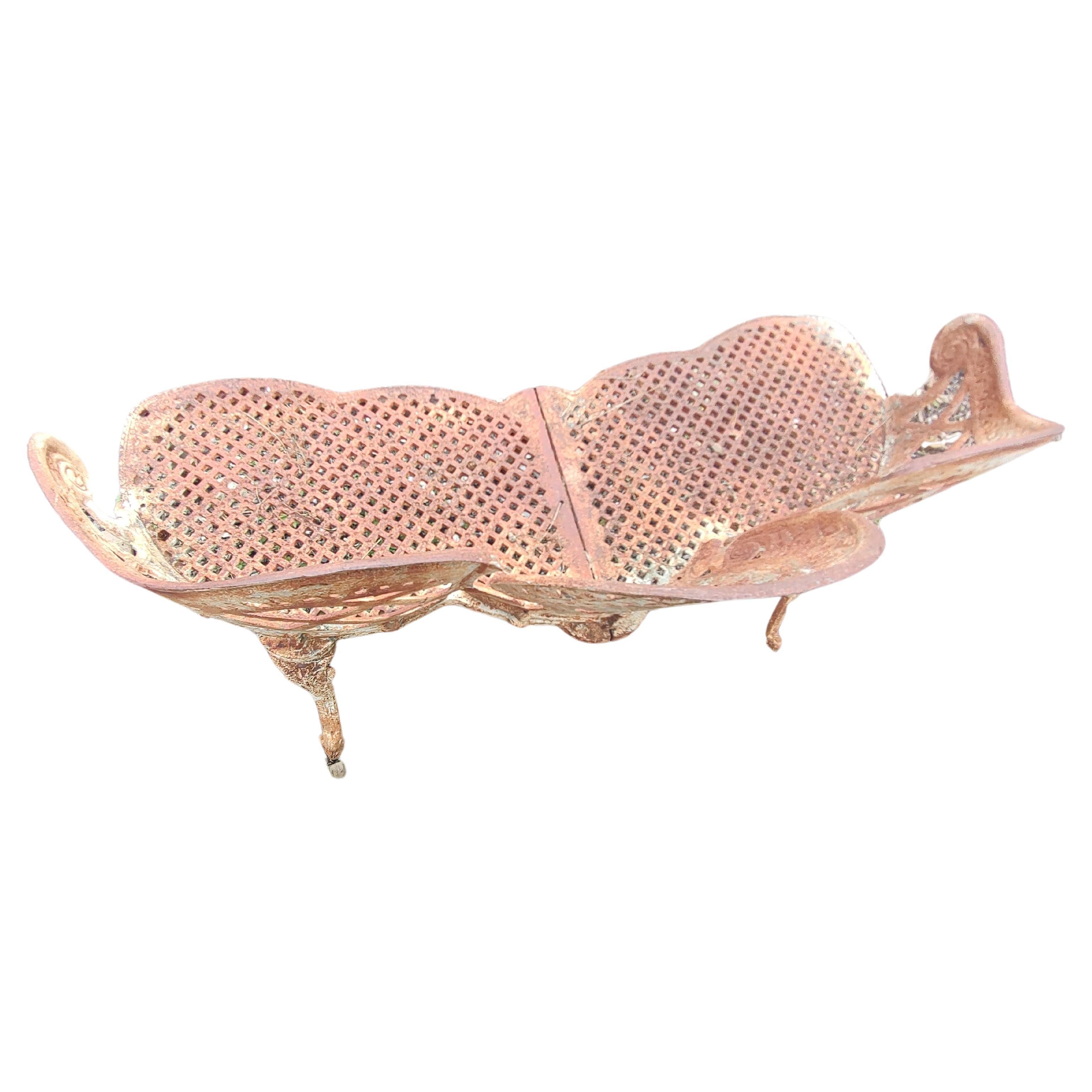 Fabuleuse paire de bancs de jardin de style art nouveau français, lourds et larges (52 pouces de large). 5 pieds avec un sixième pied ajouté au centre du dossier pour un soutien supplémentaire. Beaucoup de patine ou de rouille en surface, presque