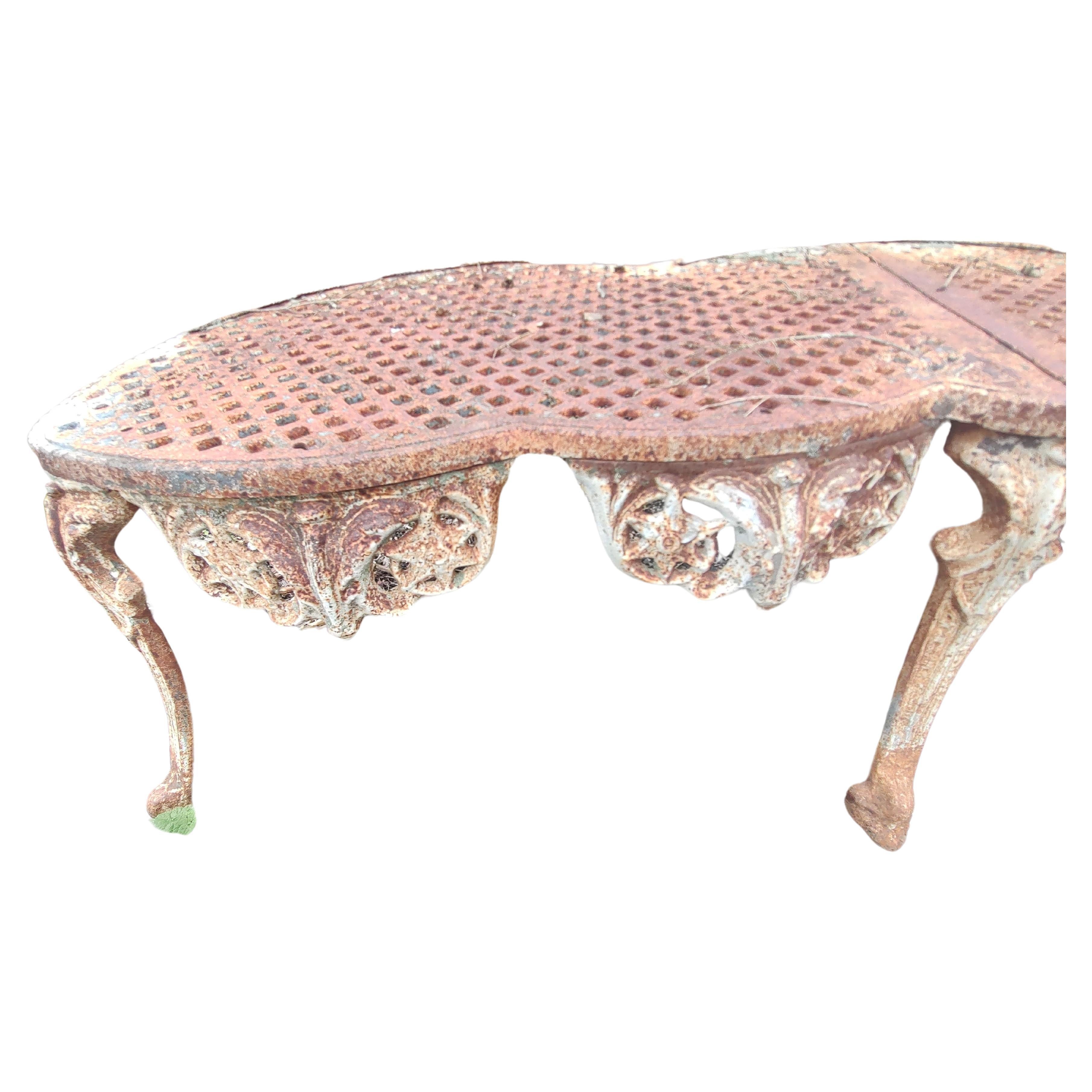 Paire de grands bancs de jardin de style Art Nouveau de l'époque victorienne française Bon état - En vente à Port Jervis, NY