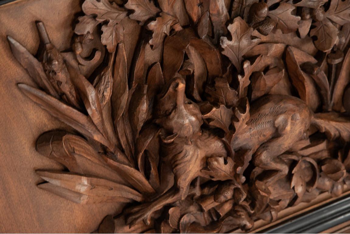 Forêt-Noire Paire de grandes plaques en noyer de la Forêt Noire sculptées en haut-relief en vente