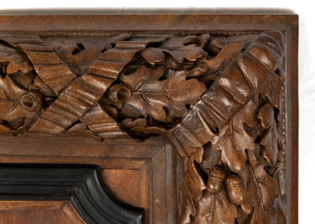 Français Paire de grandes plaques en noyer de la Forêt Noire sculptées en haut-relief en vente