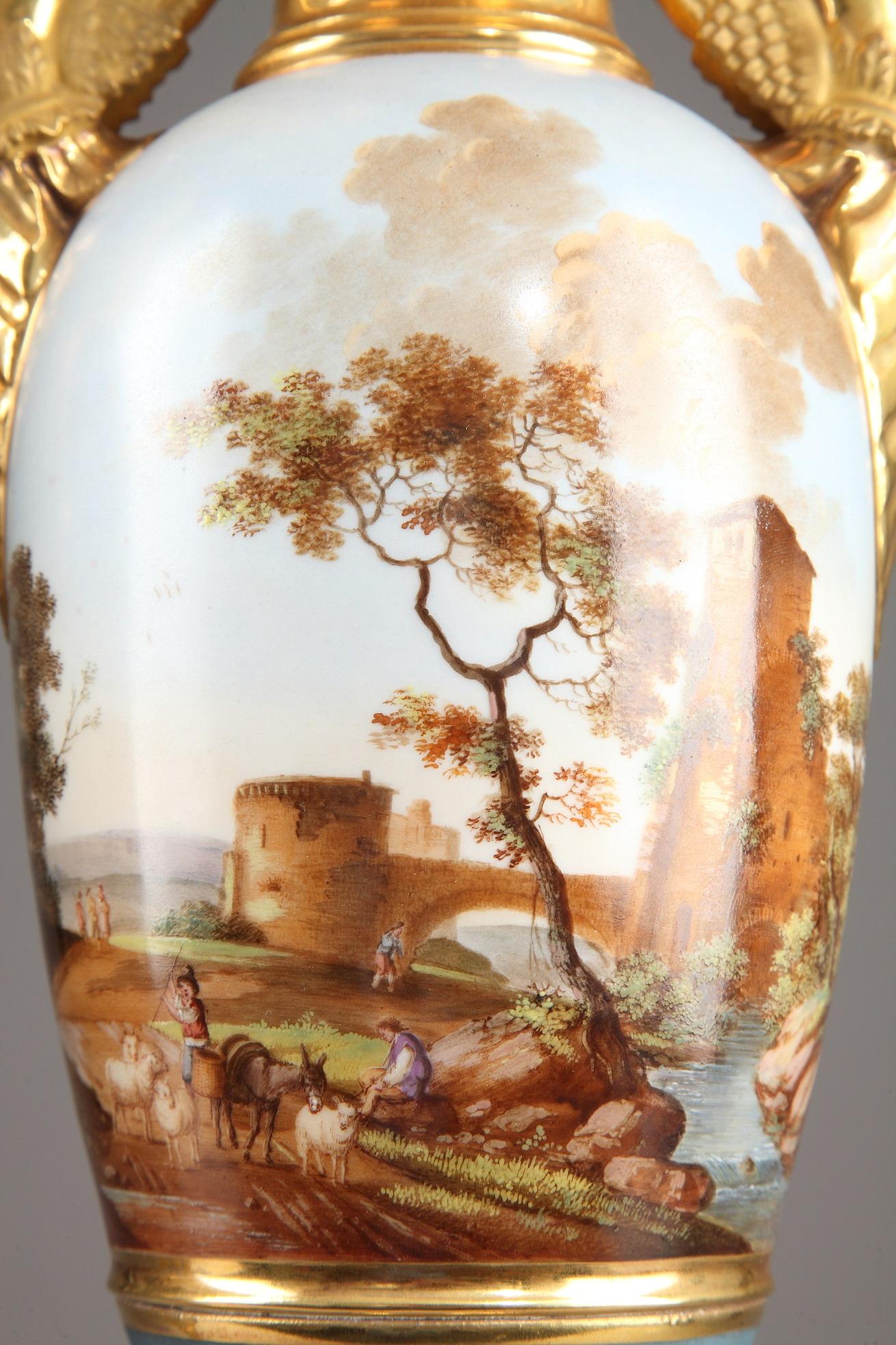 Français Paire de grands vases fuseau en porcelaine de Paris, période Empire en vente
