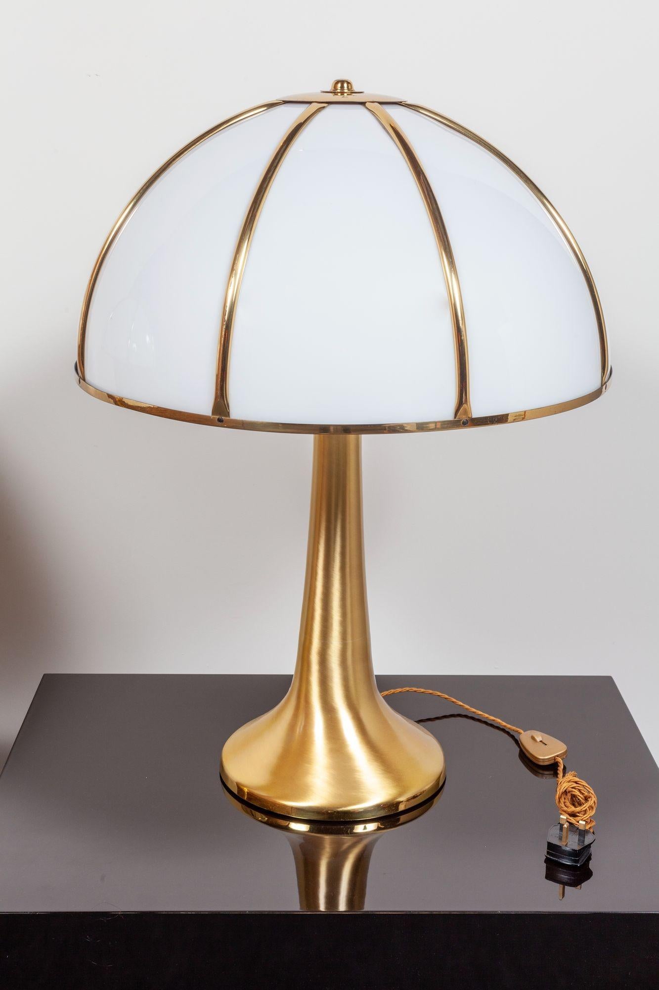 Paar große Gabriella Crespi „Fungo“-Tischlampen aus gebürstetem Messing und Acryl (Moderne der Mitte des Jahrhunderts) im Angebot