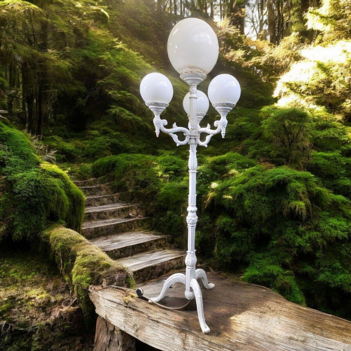 Pair of Large Garden Lanterns – 1970s
Era: 1970s
Material: Painted Metal
Color: White
Dimensions: 180 x 50 x 50 cm (each)

A superb pair of vintage white painted metal garden lanterns, made in the 1970s. Their elegant and classic design adds a