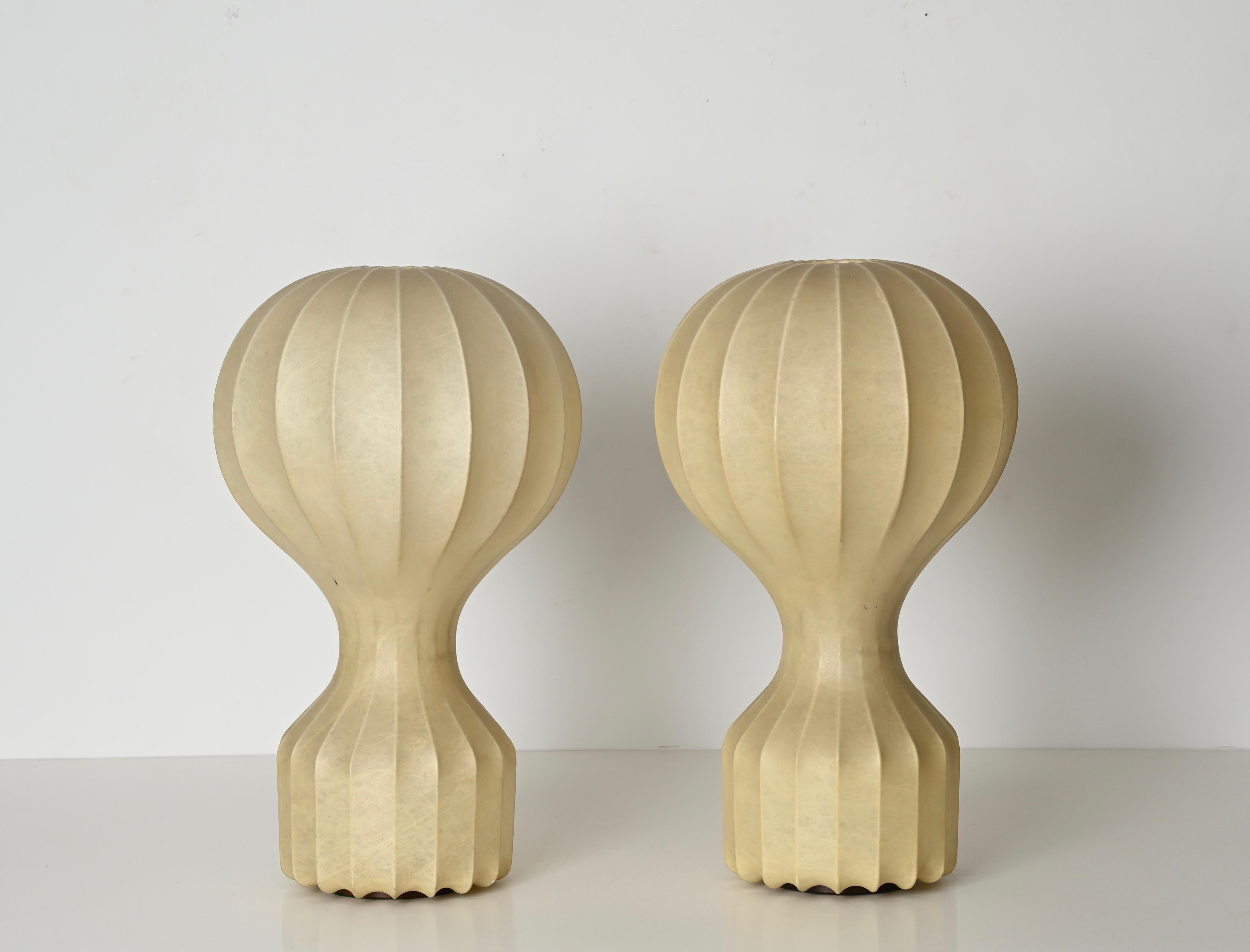 Stunning pair of first edition Gatto cocoon table lamps designed by Achille and Pier Giacomo Castiglioni and produced by Flos in Italy in the 1960s. The lamps are signed on the inside.

Completely original, in incredible condition and with an