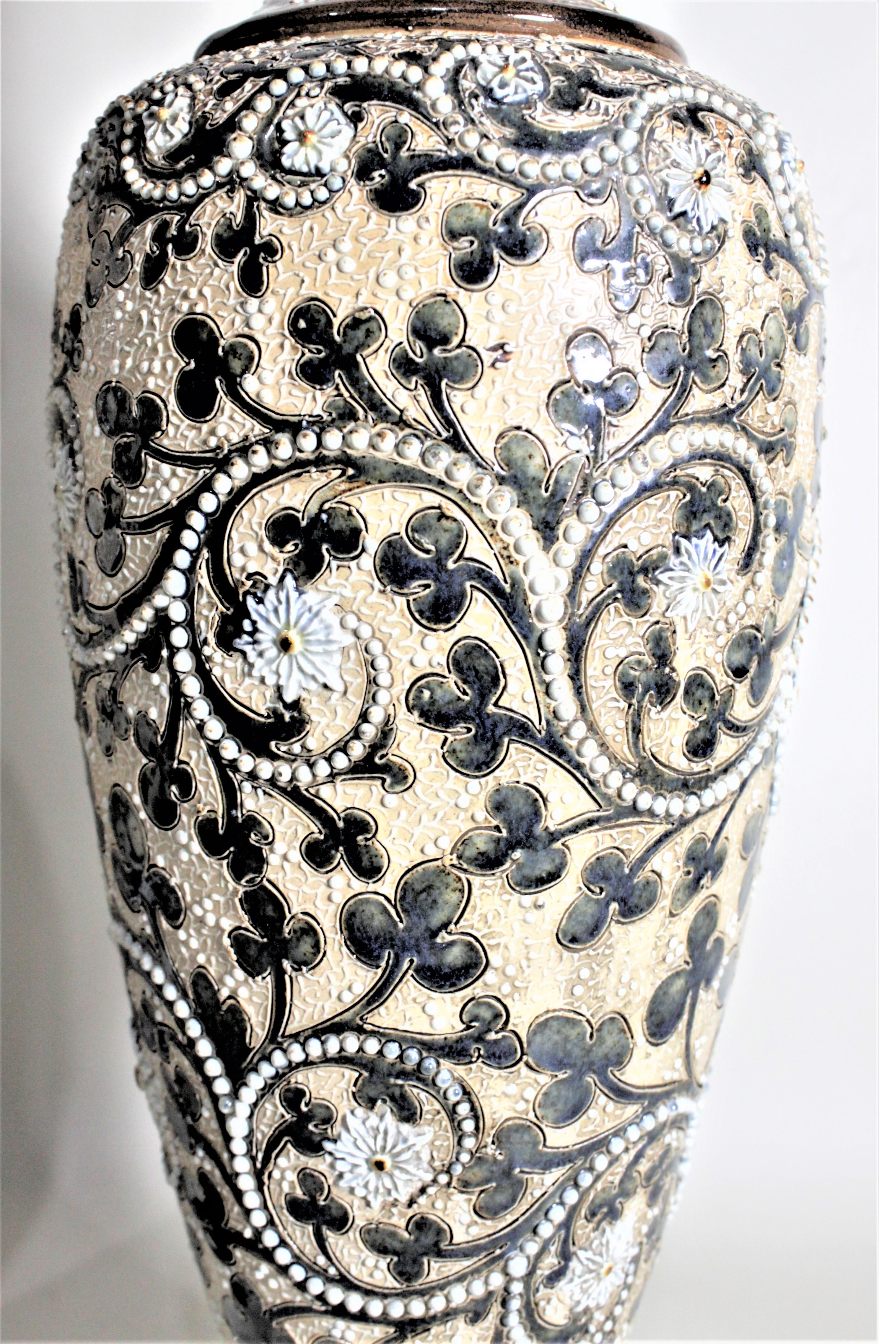 Paar große viktorianische George Tinworth Vasen aus Steingut Doulton Lambeth im Angebot 1