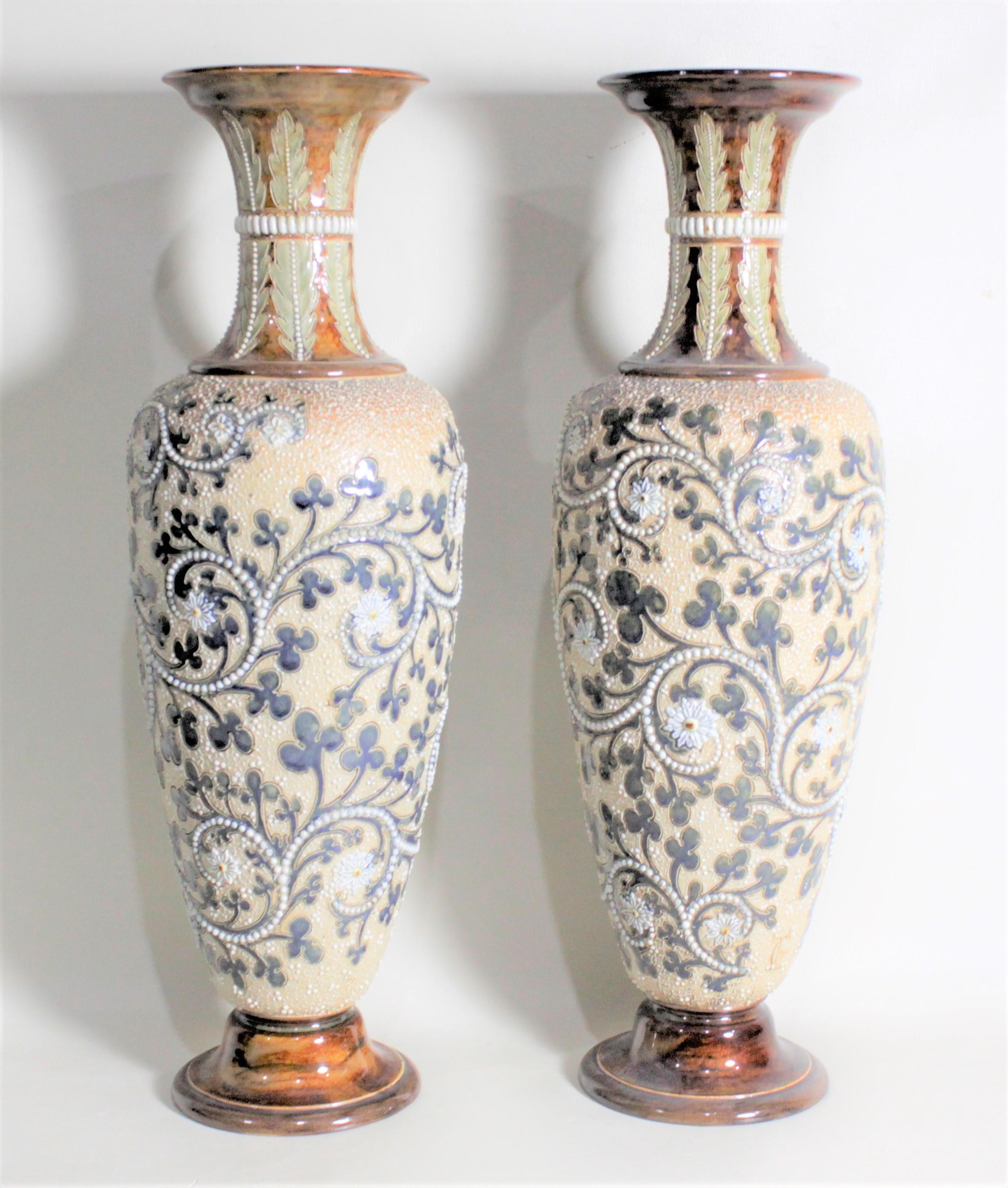Paar große viktorianische George Tinworth Vasen aus Steingut Doulton Lambeth (Spätviktorianisch) im Angebot