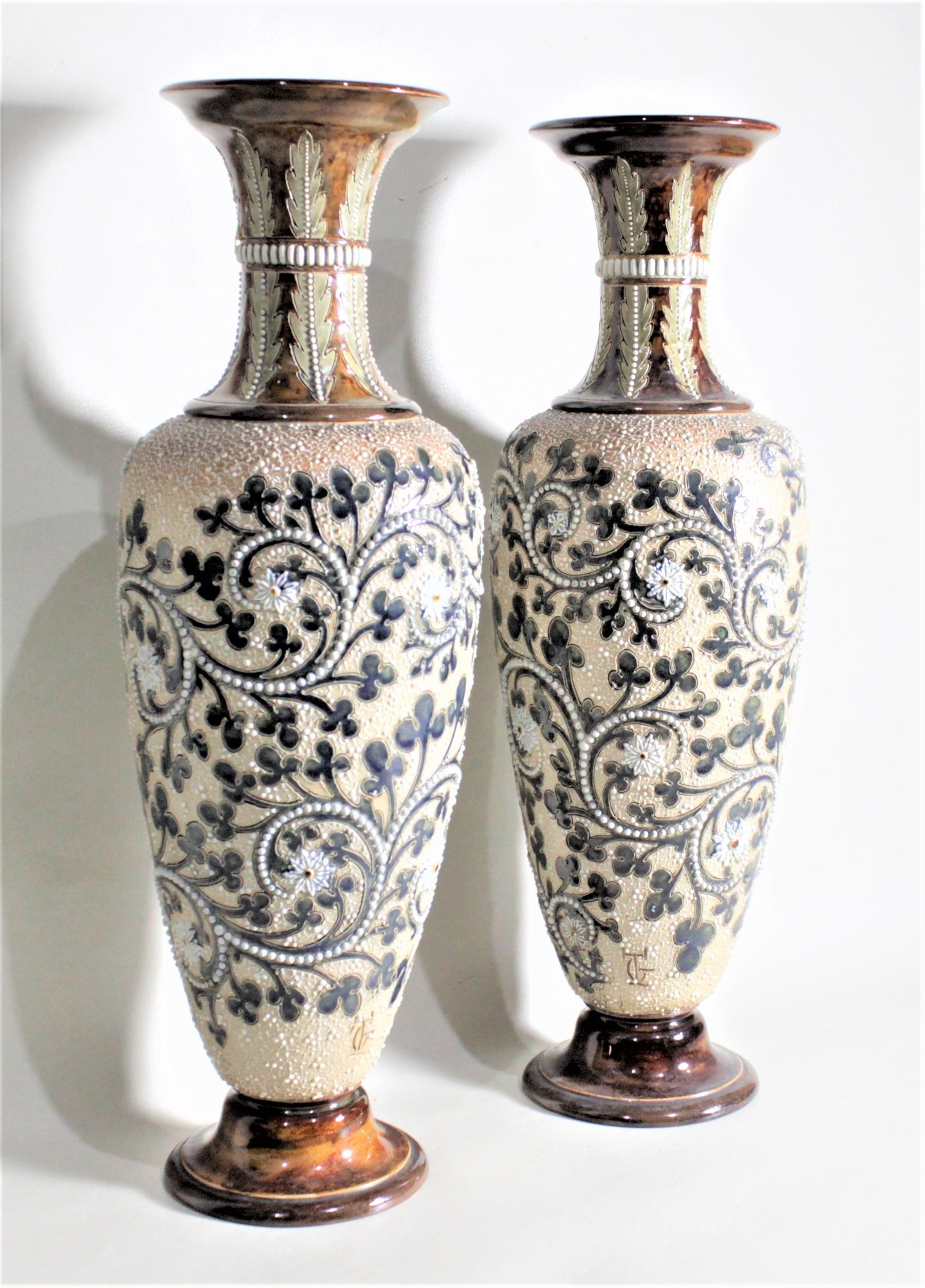 Paar große viktorianische George Tinworth Vasen aus Steingut Doulton Lambeth (Handgefertigt) im Angebot