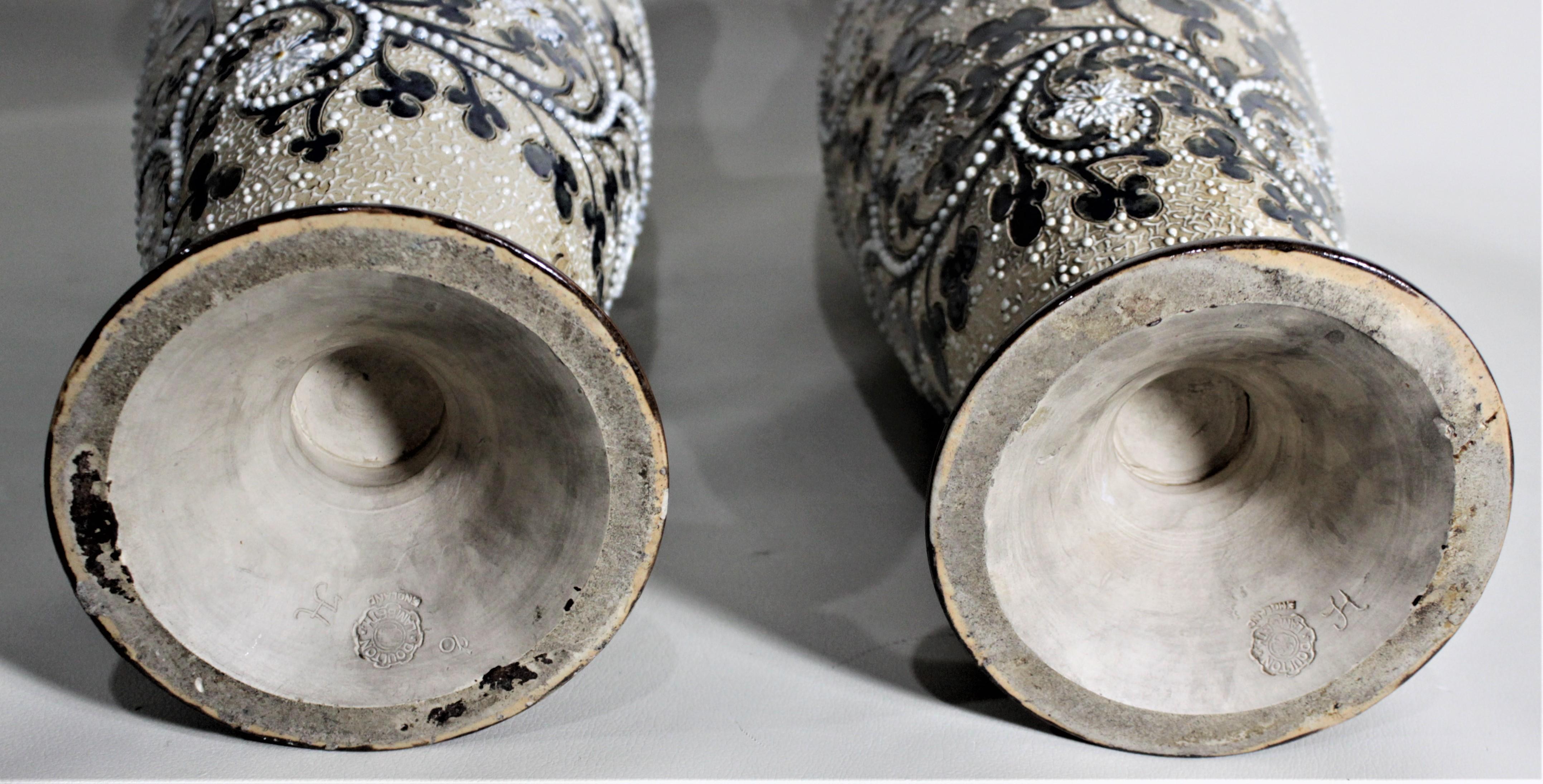 Paar große viktorianische George Tinworth Vasen aus Steingut Doulton Lambeth im Angebot 4