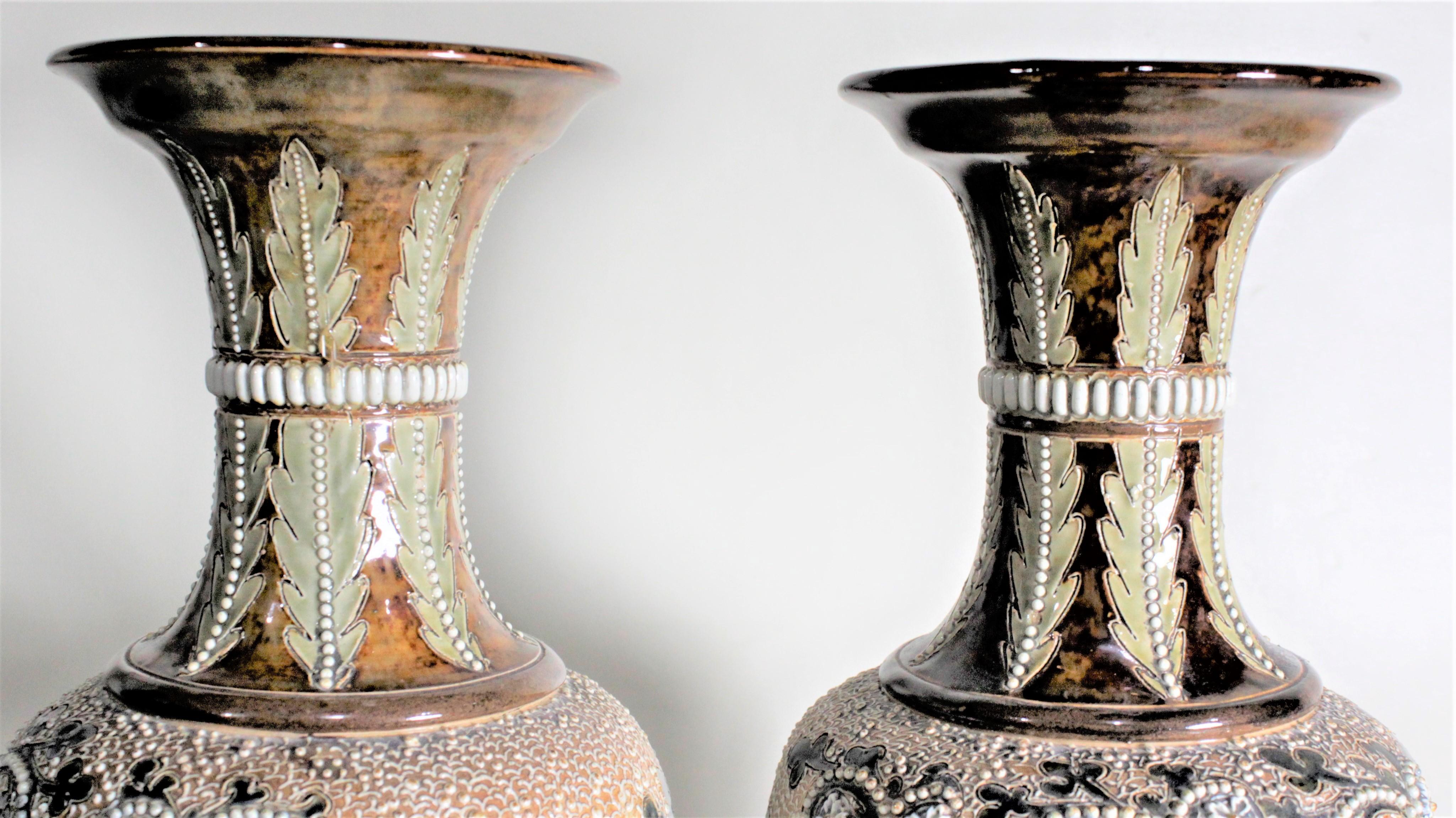 Paar große viktorianische George Tinworth Vasen aus Steingut Doulton Lambeth (19. Jahrhundert) im Angebot