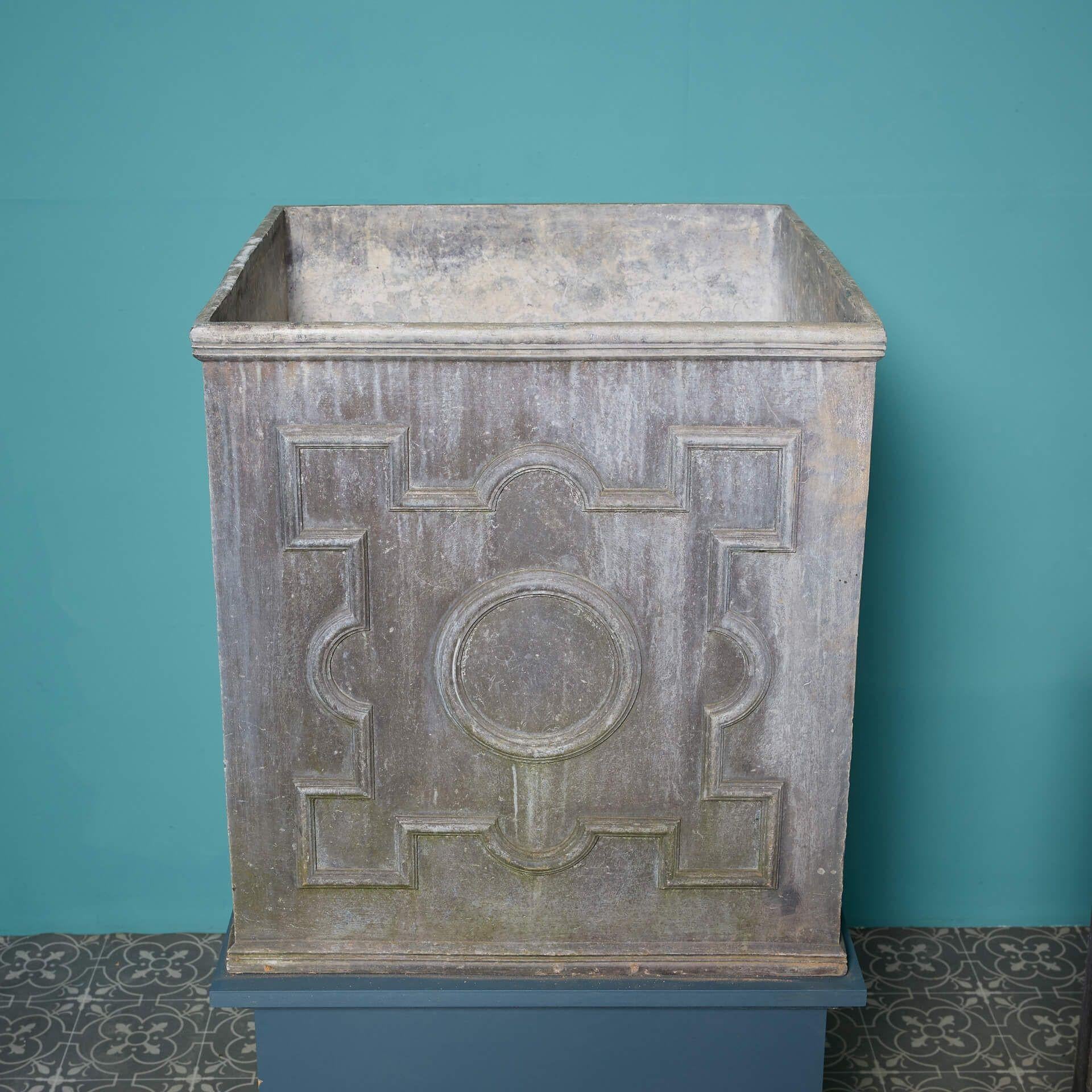 Coppia di grandi cubi di piombo geometrici in stile georgiano In condizioni discrete in vendita a Wormelow, Herefordshire