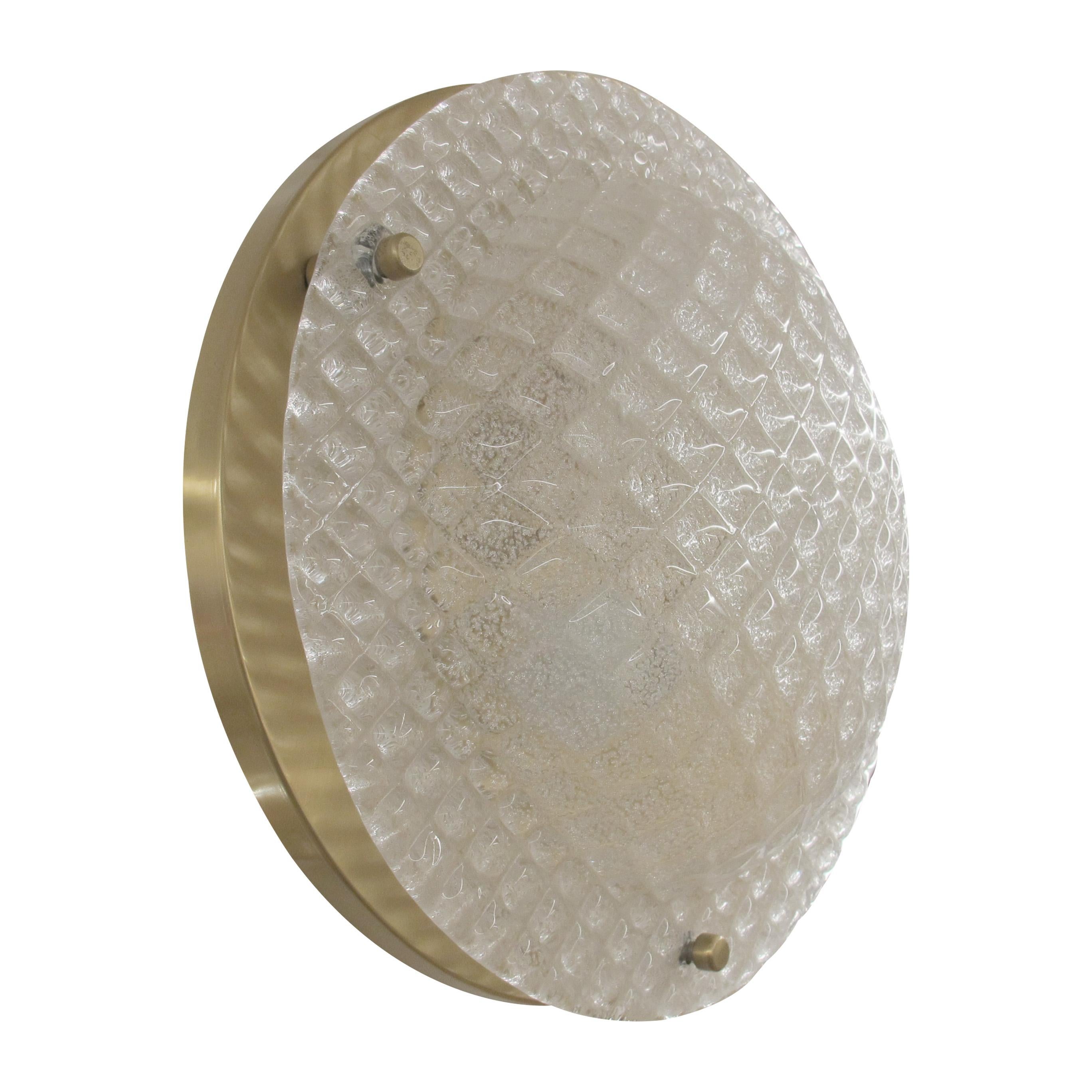 Ein Paar große deutsche Wand- oder Deckenleuchten aus Glas und Messing, 1970er Jahre (Moderne der Mitte des Jahrhunderts) im Angebot