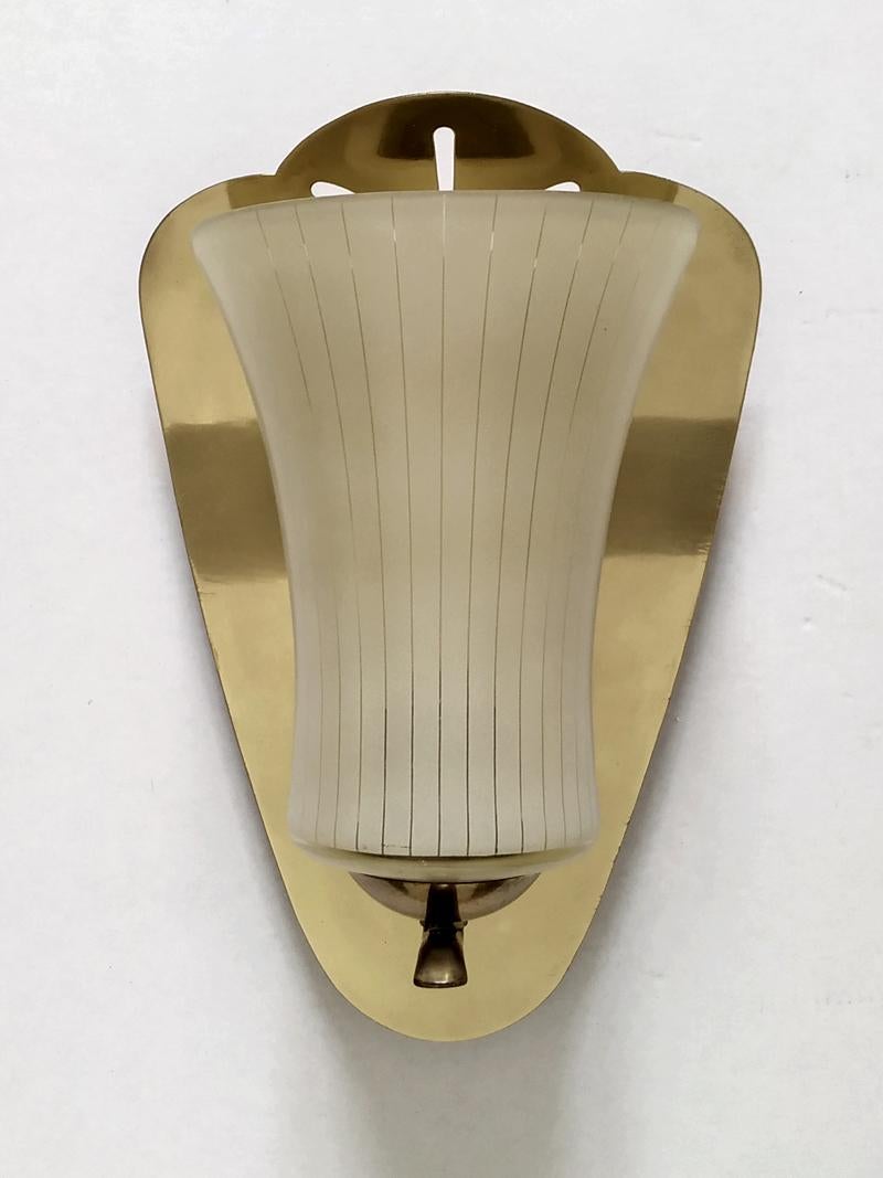 Very decorative pair of solid brass and glass sconces.
Germany, 1950s.

Lamp sockets: E27 (US E26).