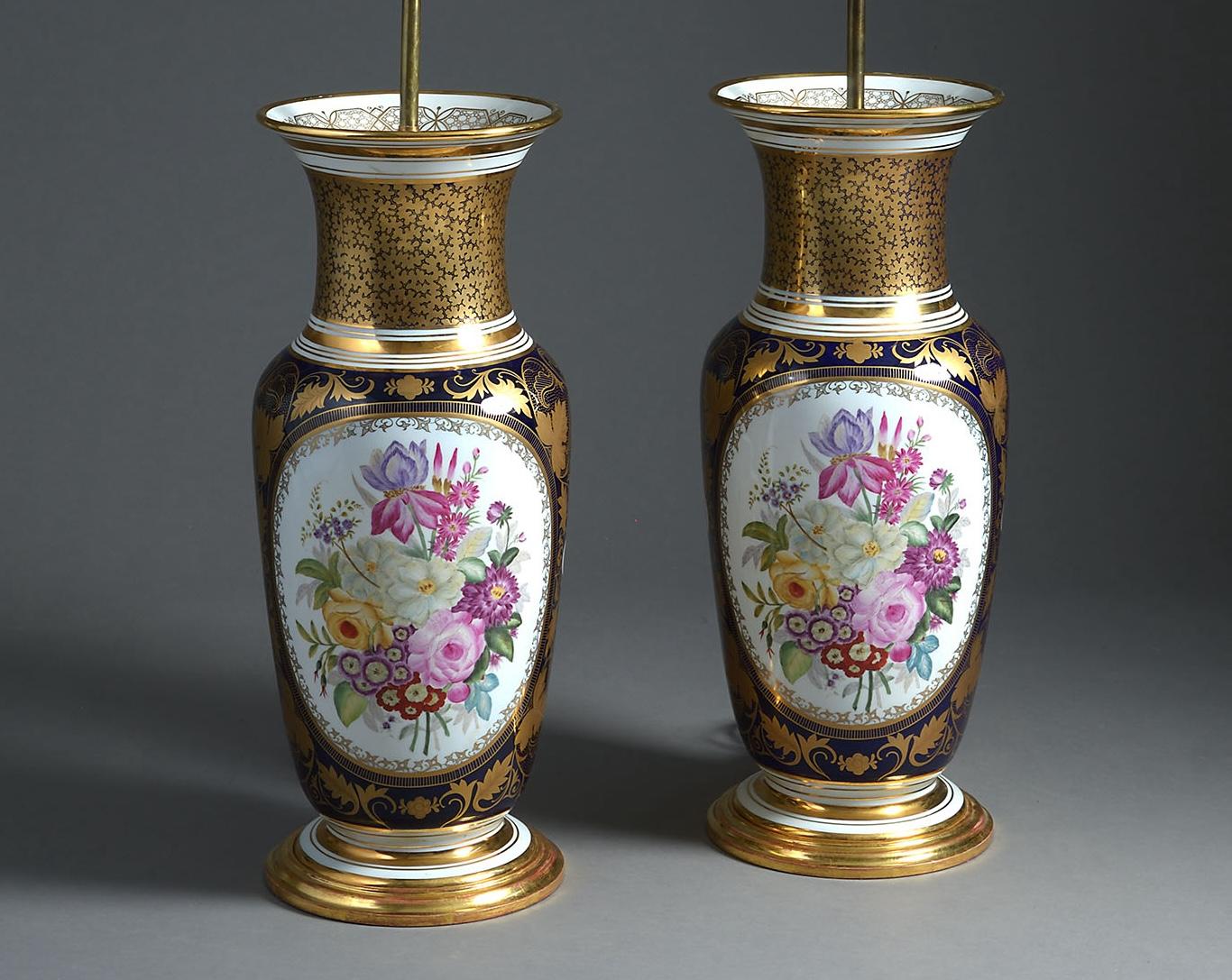 Paire de grands vases en porcelaine de Paris, dorés et bleu foncé, montés comme lampes en vente 1