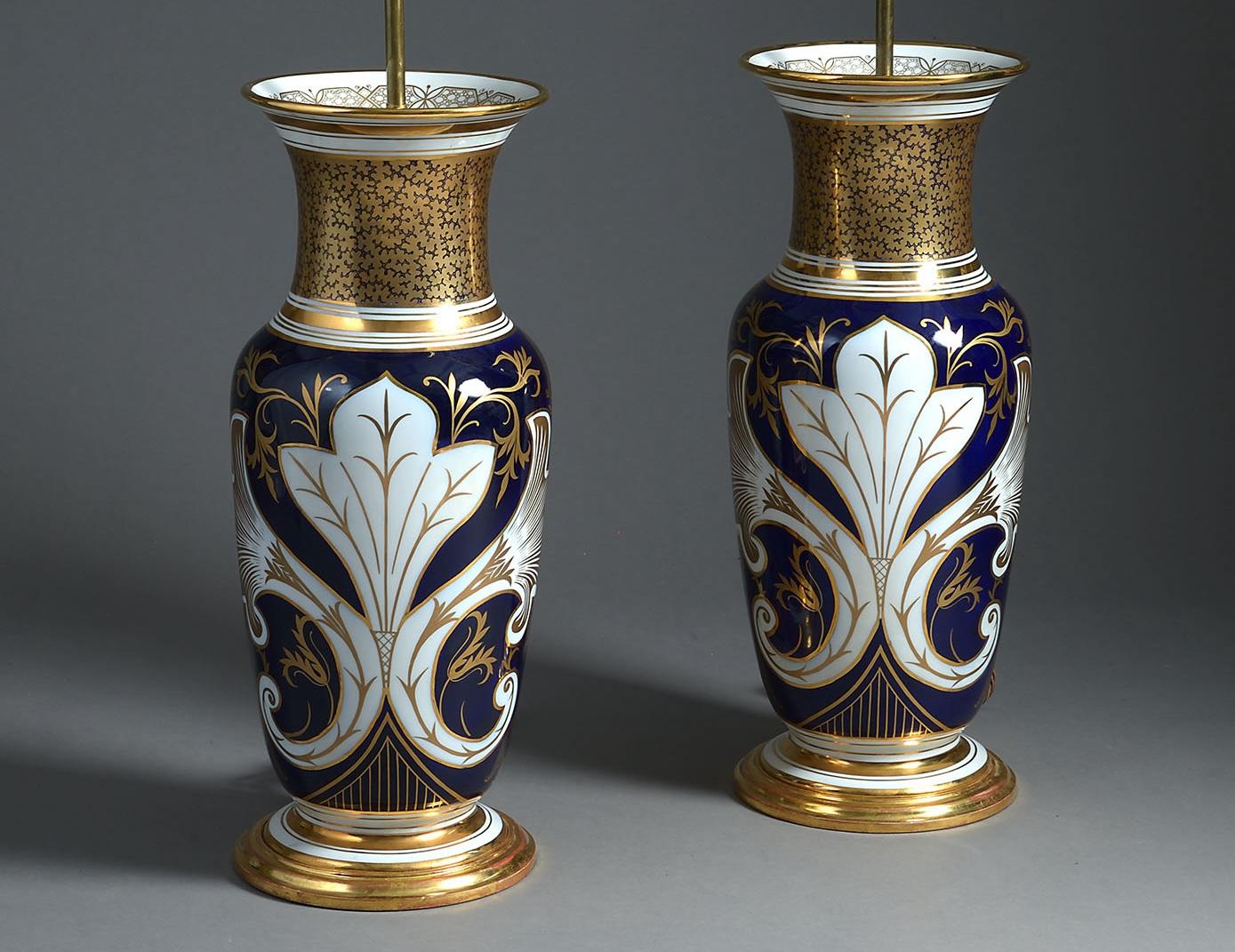 Paire de grands vases en porcelaine de Paris, dorés et bleu foncé, montés comme lampes en vente 2