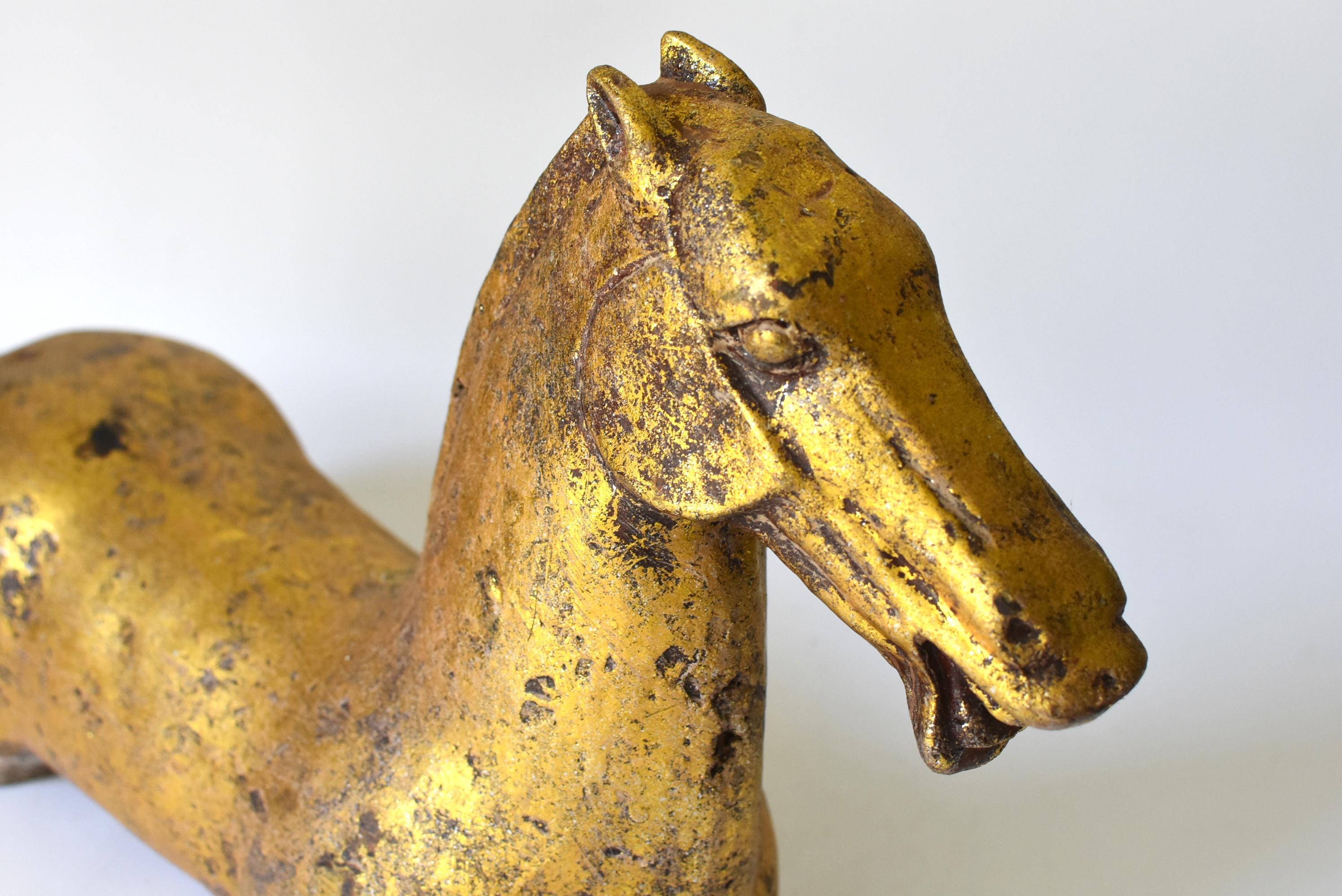 Pareja de grandes bustos de caballos de hierro dorado en venta 5