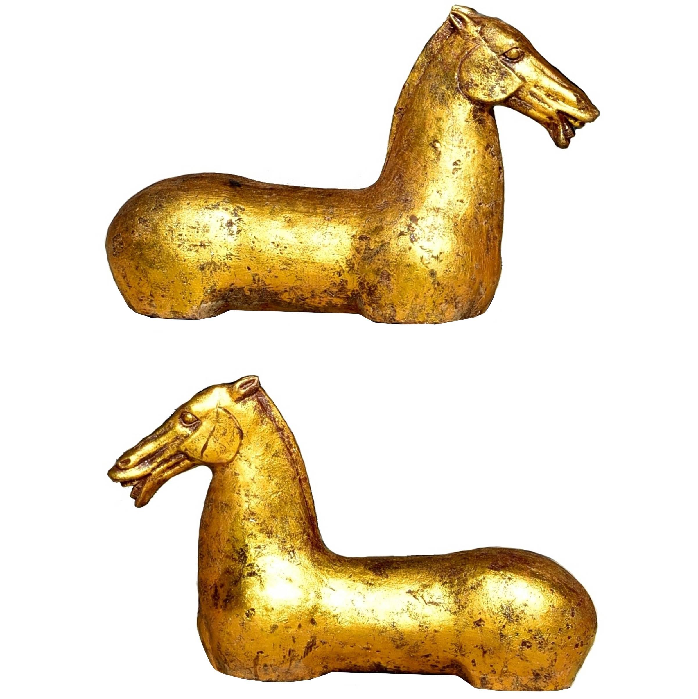 Pareja de grandes bustos de caballos de hierro dorado en venta