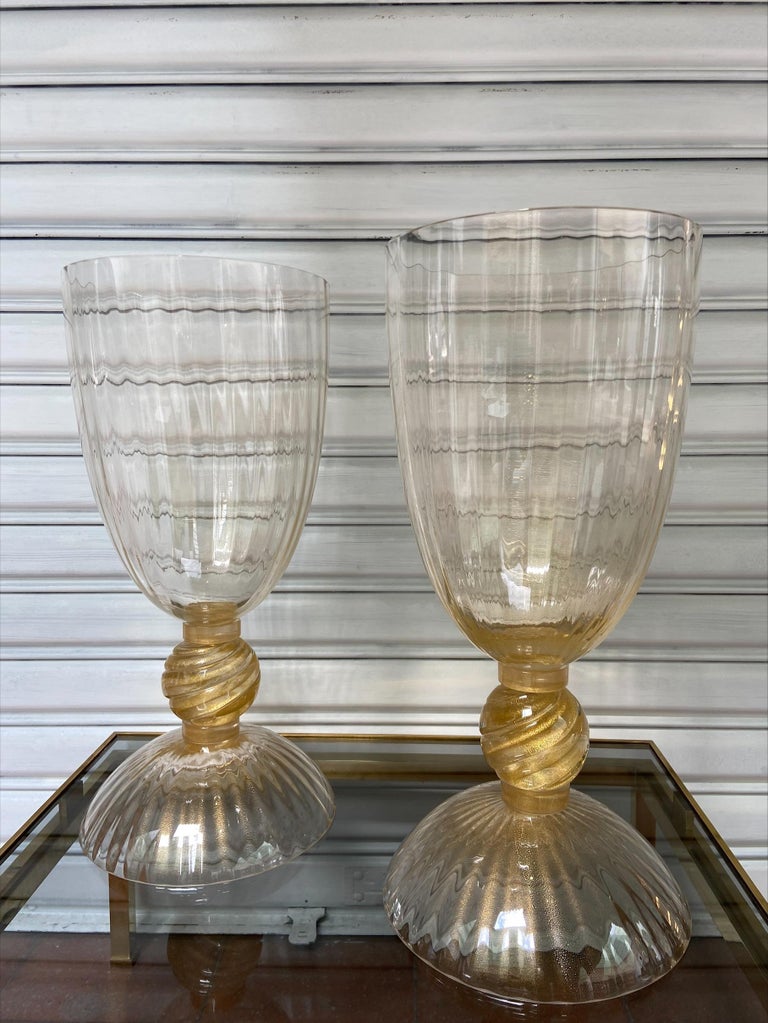 Paire de grands vases-coupes dorés - Murano 
Verre de Murano 
Circa 1980
H64,5xD28m 
5200€ 
Pair of large gilded vases - Murano 
Murano glass 
Circa 1980
H64,5xD28m 
5200€.
