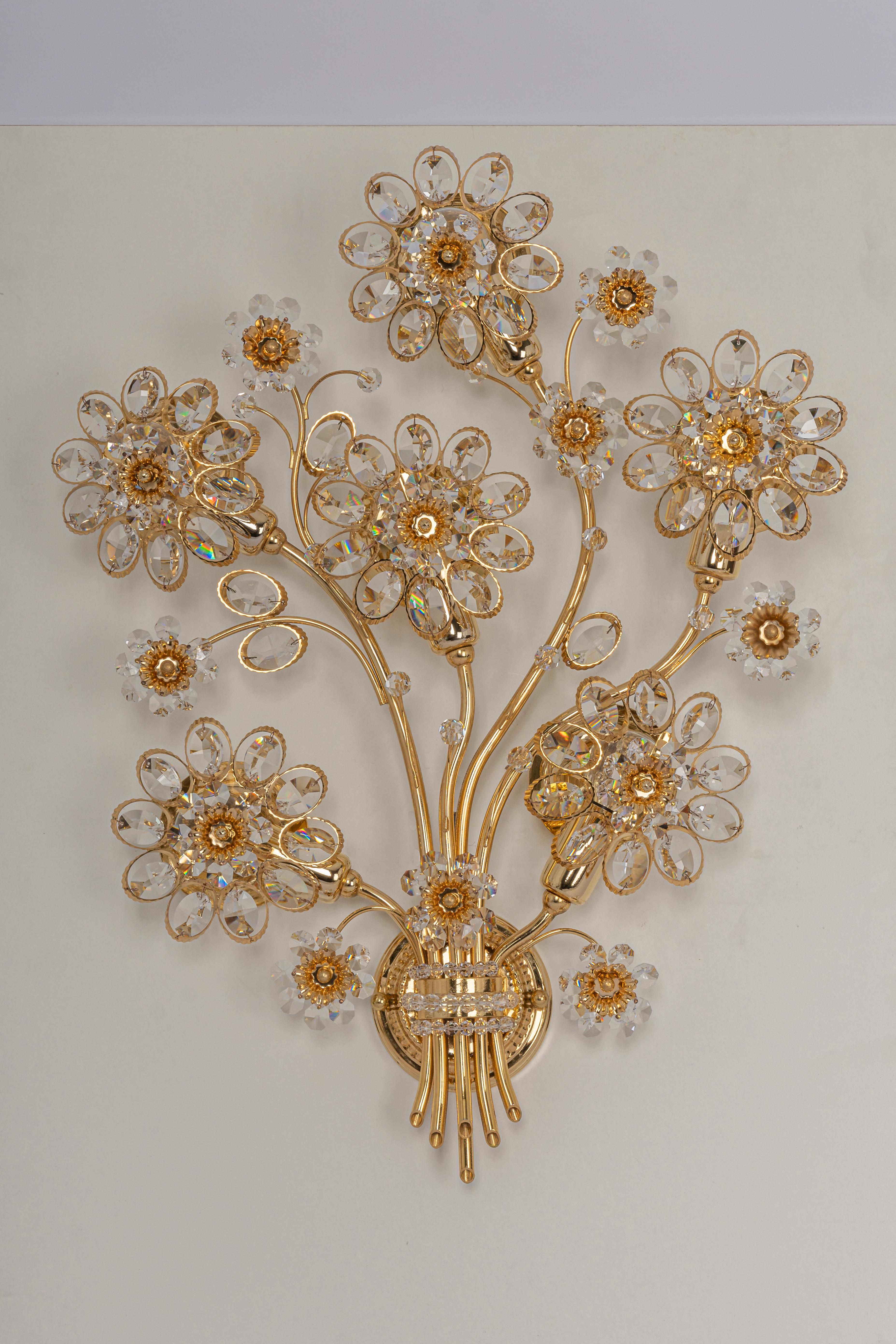Paire de grandes appliques murales du milieu du siècle en laiton doré avec des verres en cristal, fabriquées par Palwa, Allemagne, vers 1970-1979.
De haute qualité et en très bon état. Nettoyé, bien câblé et prêt à l'emploi. 

L'applique nécessite 6