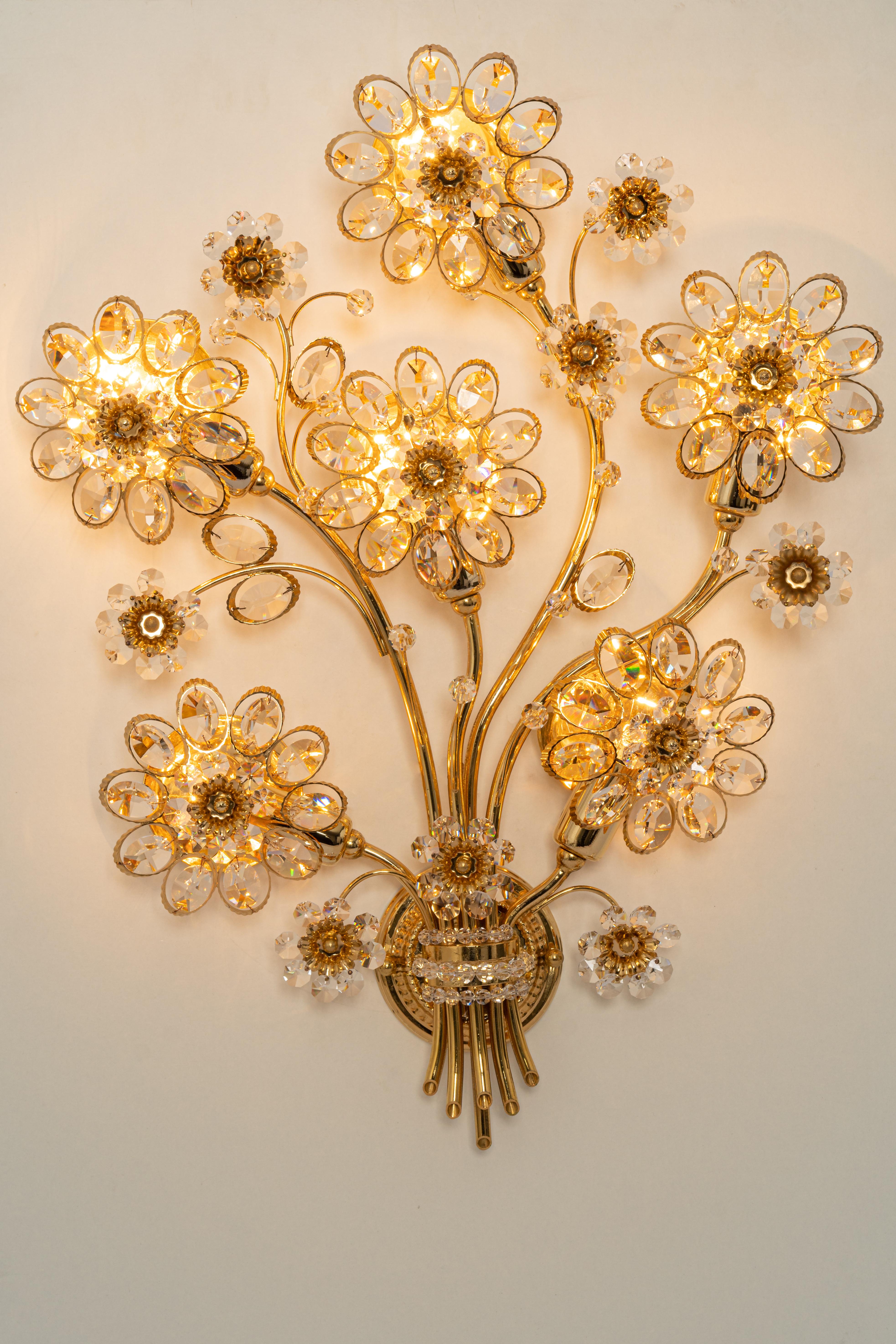 Laiton Paire de grandes lampes murales en forme de fleur en laiton doré par Palwa, Allemagne, années 1970 en vente