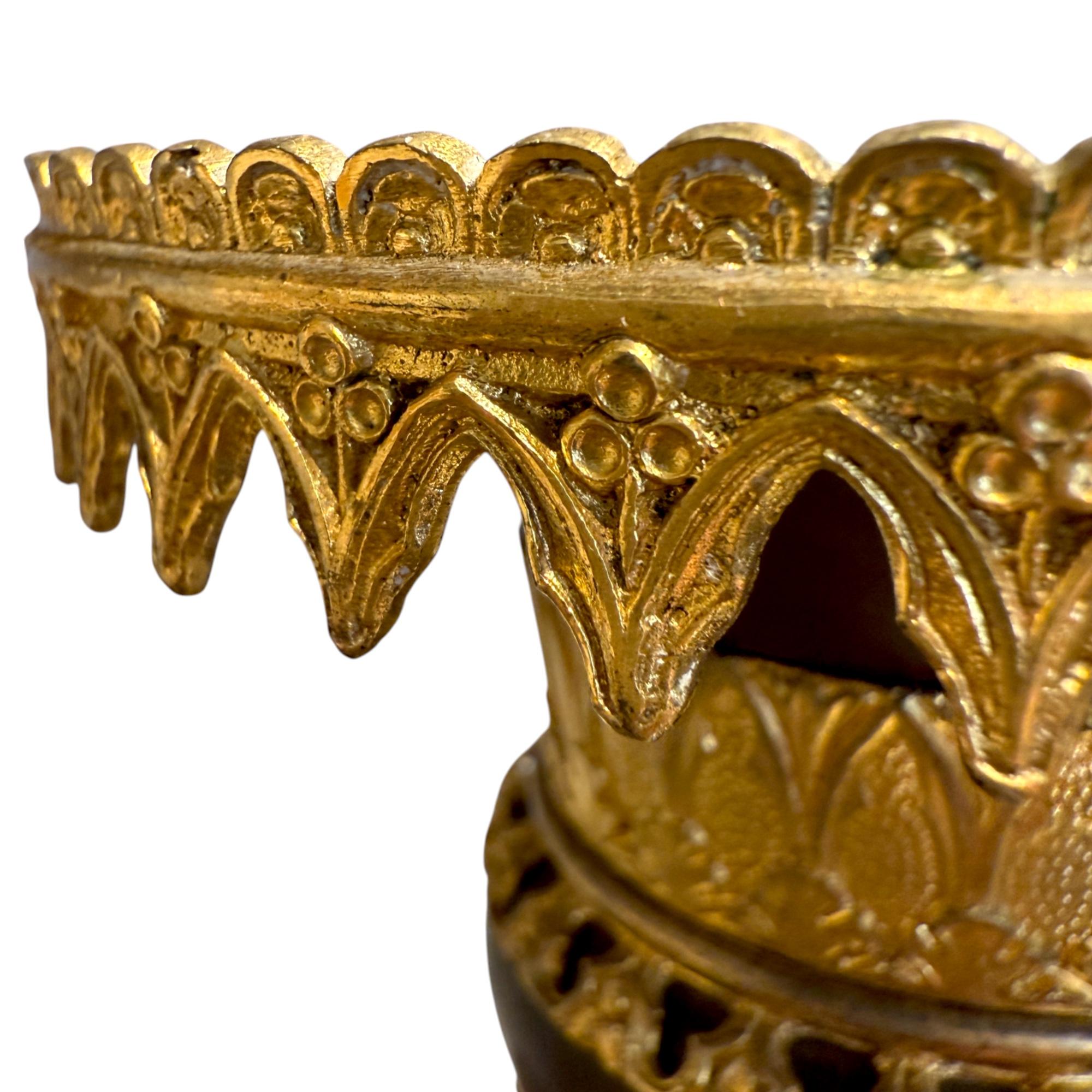 Paire de grands vases à cassolette en bronze doré et patine brune, époque Charles X en vente 2