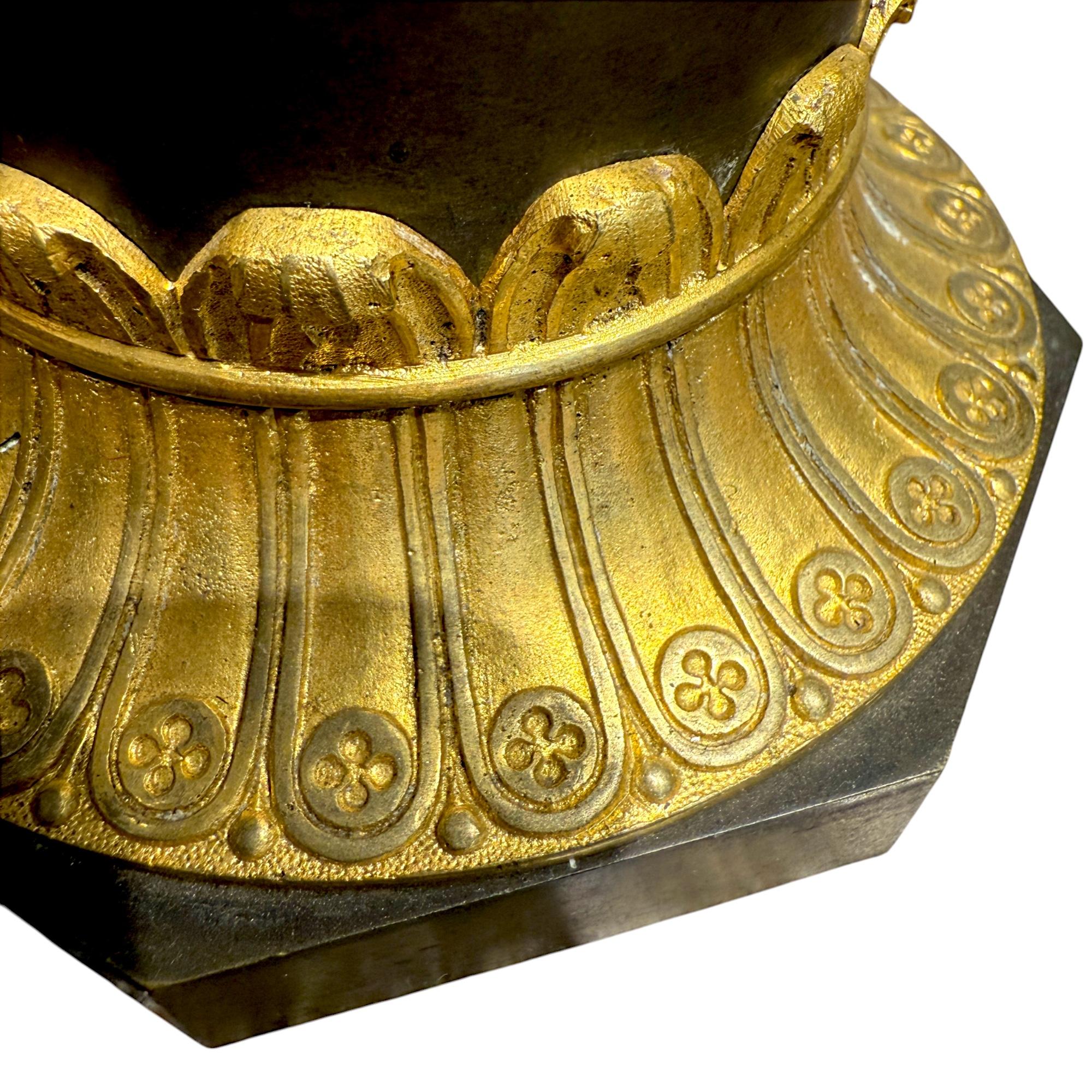 Paire de grands vases à cassolette en bronze doré et patine brune, époque Charles X en vente 3