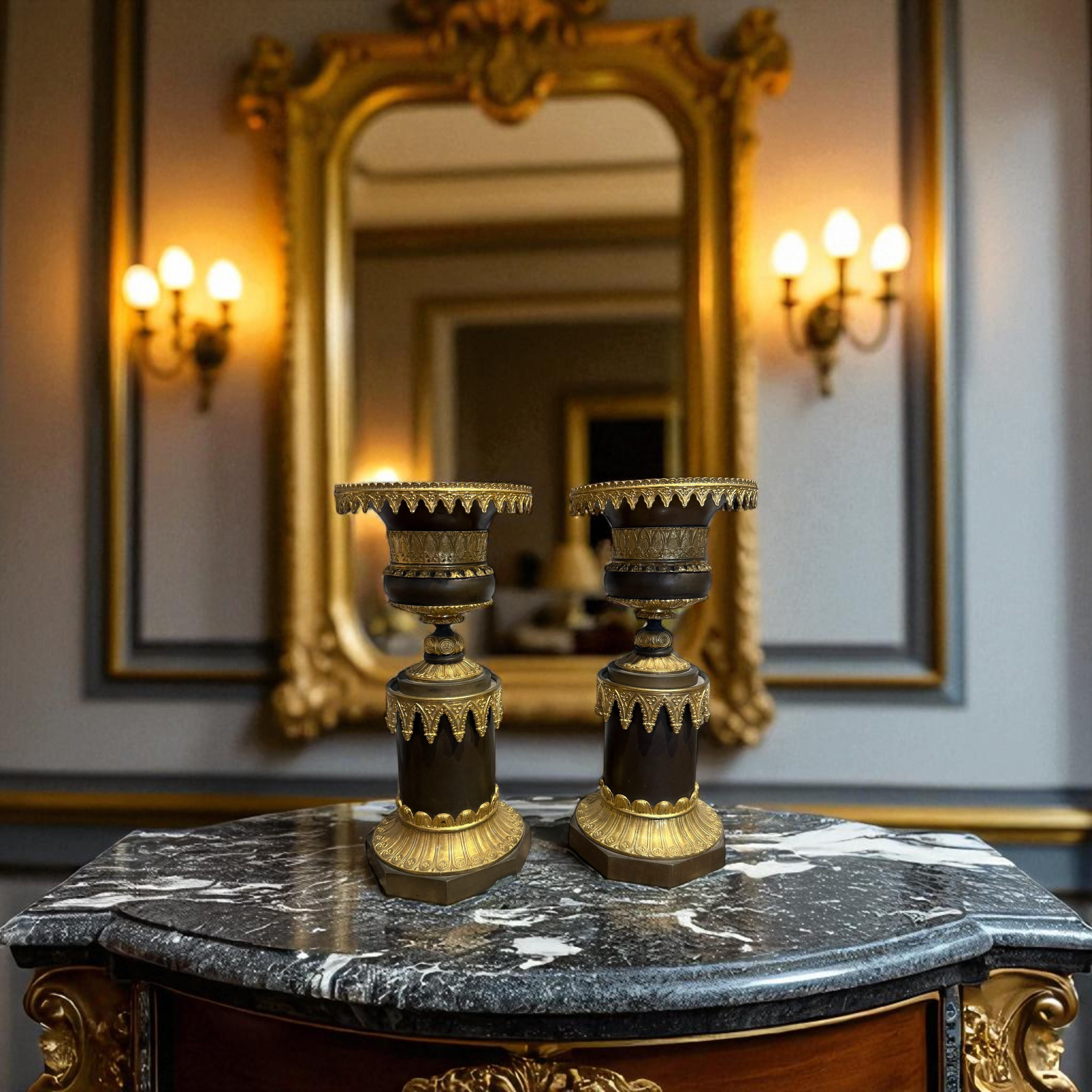 Paire de grands vases à cassolette en bronze doré et patine brune, époque Charles X en vente 4