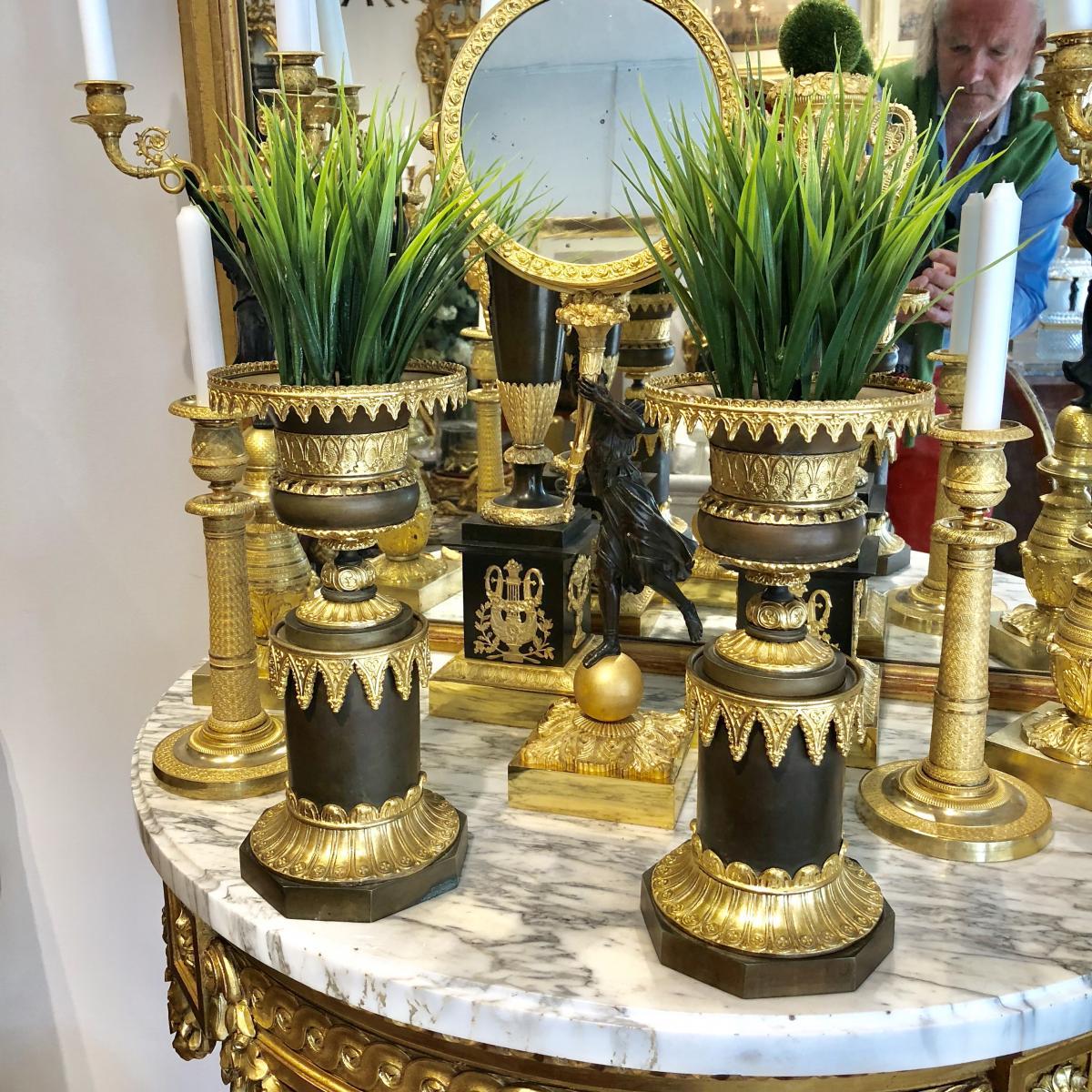 Paire de grandes cassolettes de modèle 